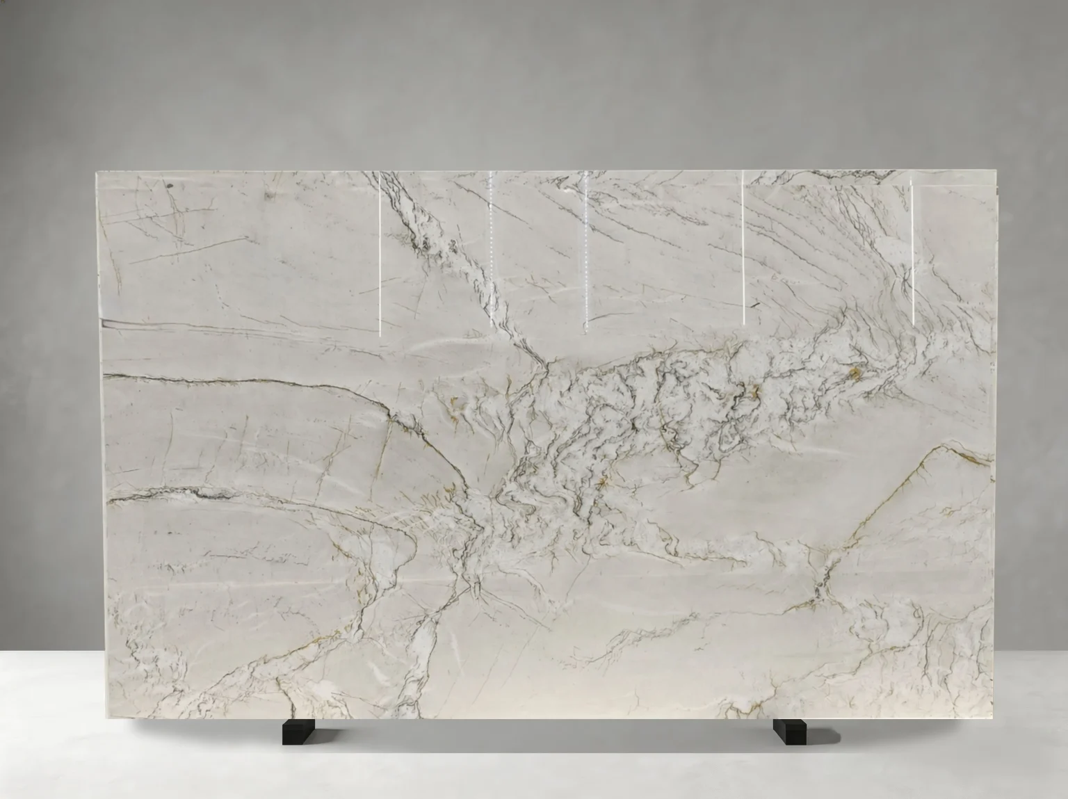 calacatta-quartzite-slab-linear-vein-detail-05.webp