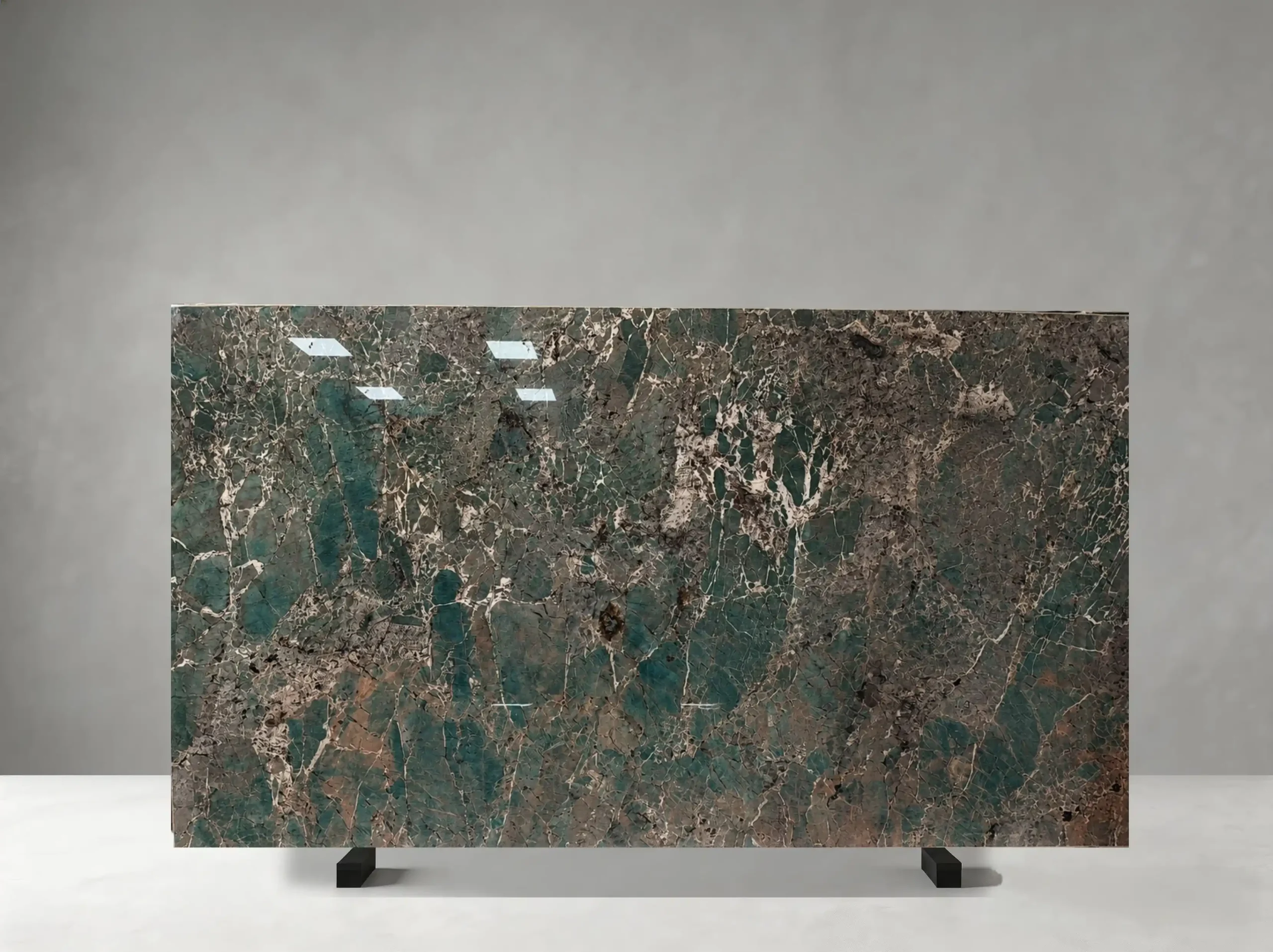 amazon-green-quartzite-slab-dark-green-mineral-pattern-05.webp amazon green quartzite slab dark green mineral pattern for luxury interior stone projects
