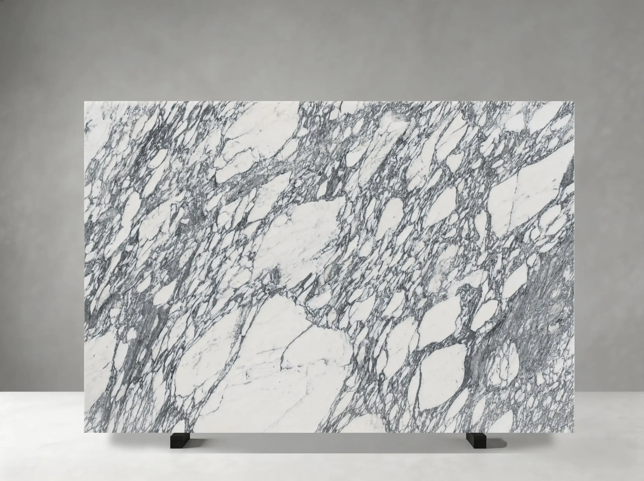 arabascato-bianco-marble-slab-bold-grey-veining-03.webp arabascato bianco marble slab with bold grey veining for walls and floors