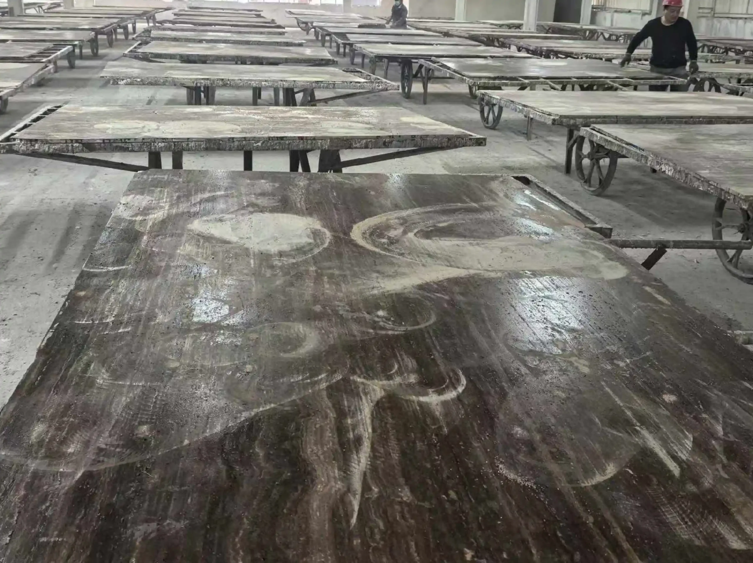 persian-silver-travertine-factory-slab-production-02.webp persian silver travertine factory slab production for custom stone projects