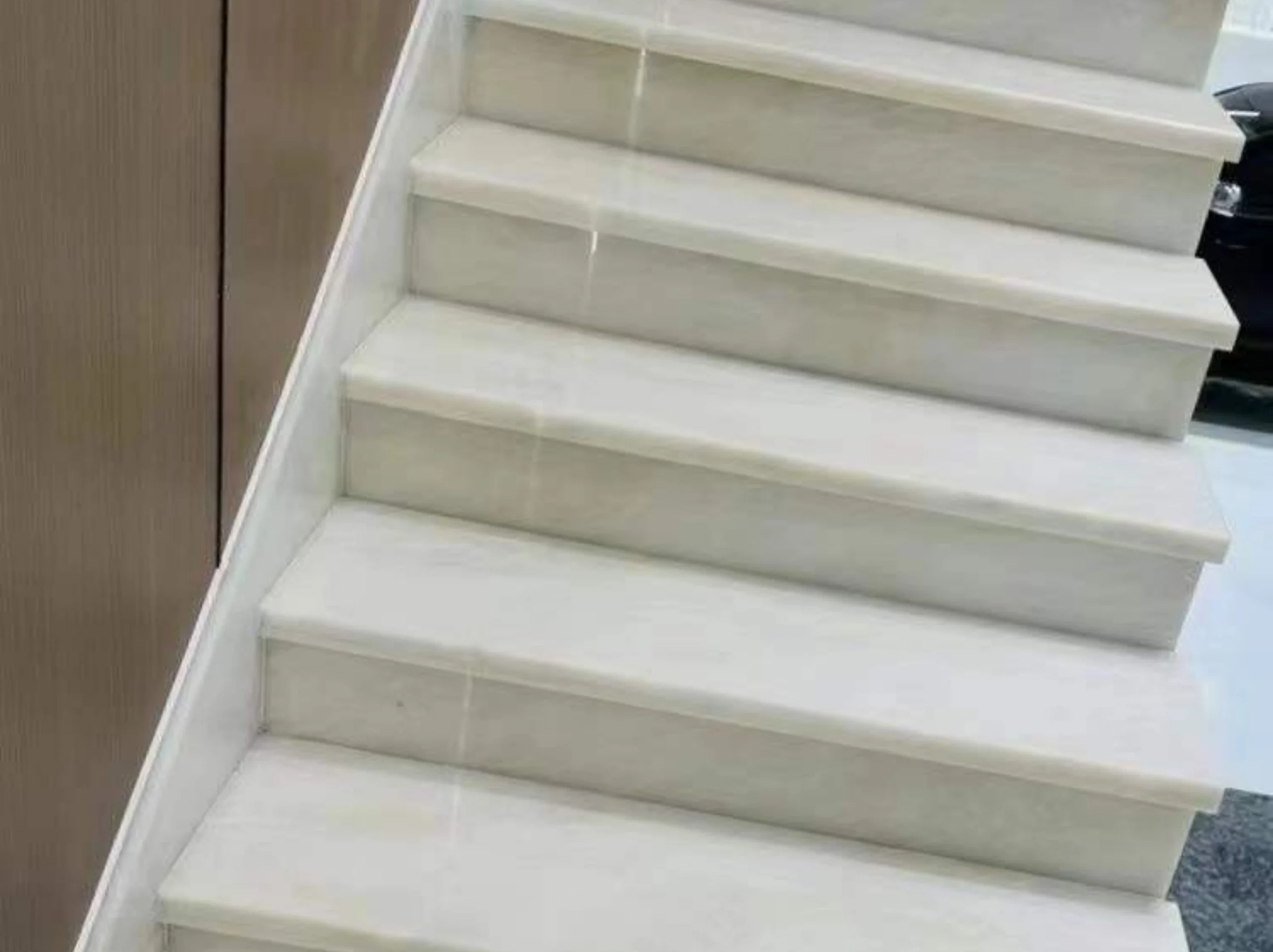 royal-white-jade-marble-stair-tread-detail-03.webp royal white jade marble stair tread detail