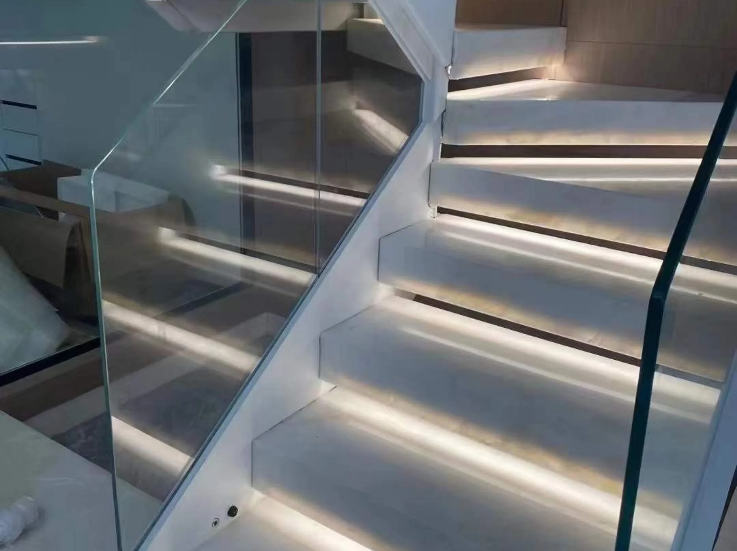 royal-white-jade-marble-staircase-with-led-lighting-02.webp royal white jade marble staircase with led lighting