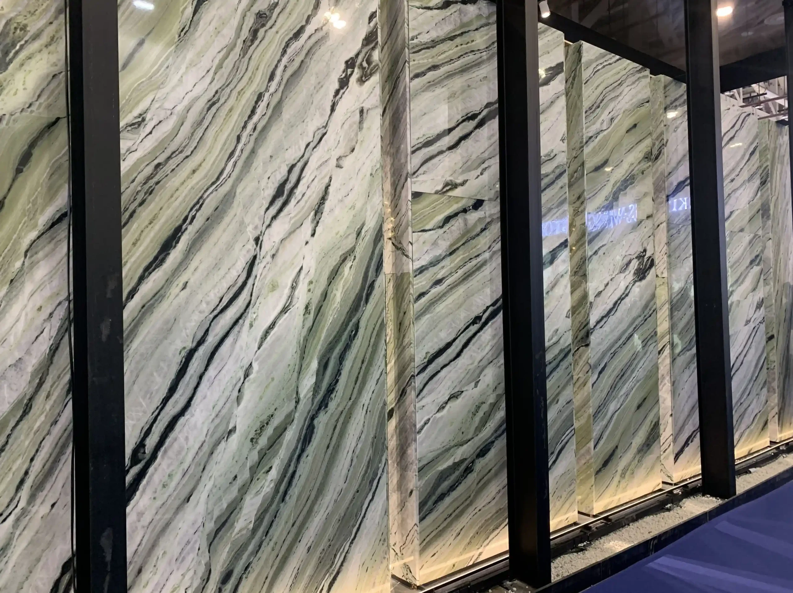 shangri-la-emerald-marble-slab-showroom-wall-panels-02.webp shangri-la emerald marble slabs displayed as showroom wall panels
