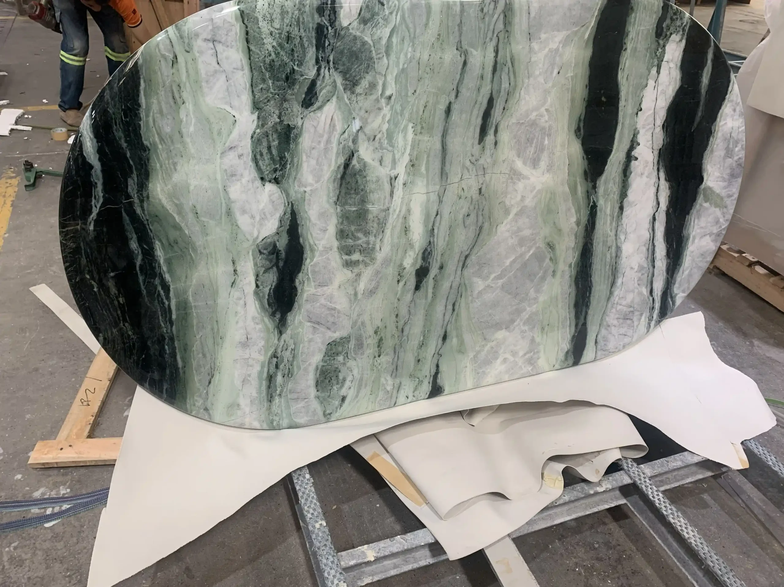 verde-prato-marble-oval-table-top-fabrication-01.webp verde prato marble oval table top fabrication with green linear veins