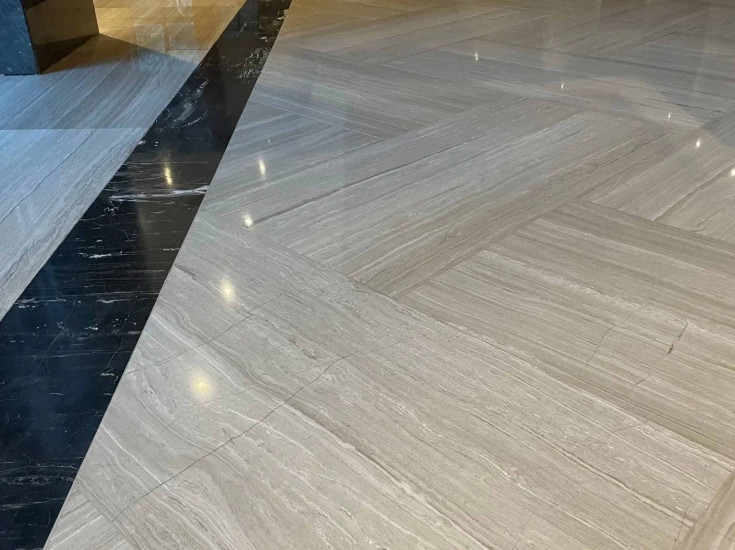 athens-white-marble-polished-floor-application-02.webp athens white marble polished floor application with beige grey wooden vein