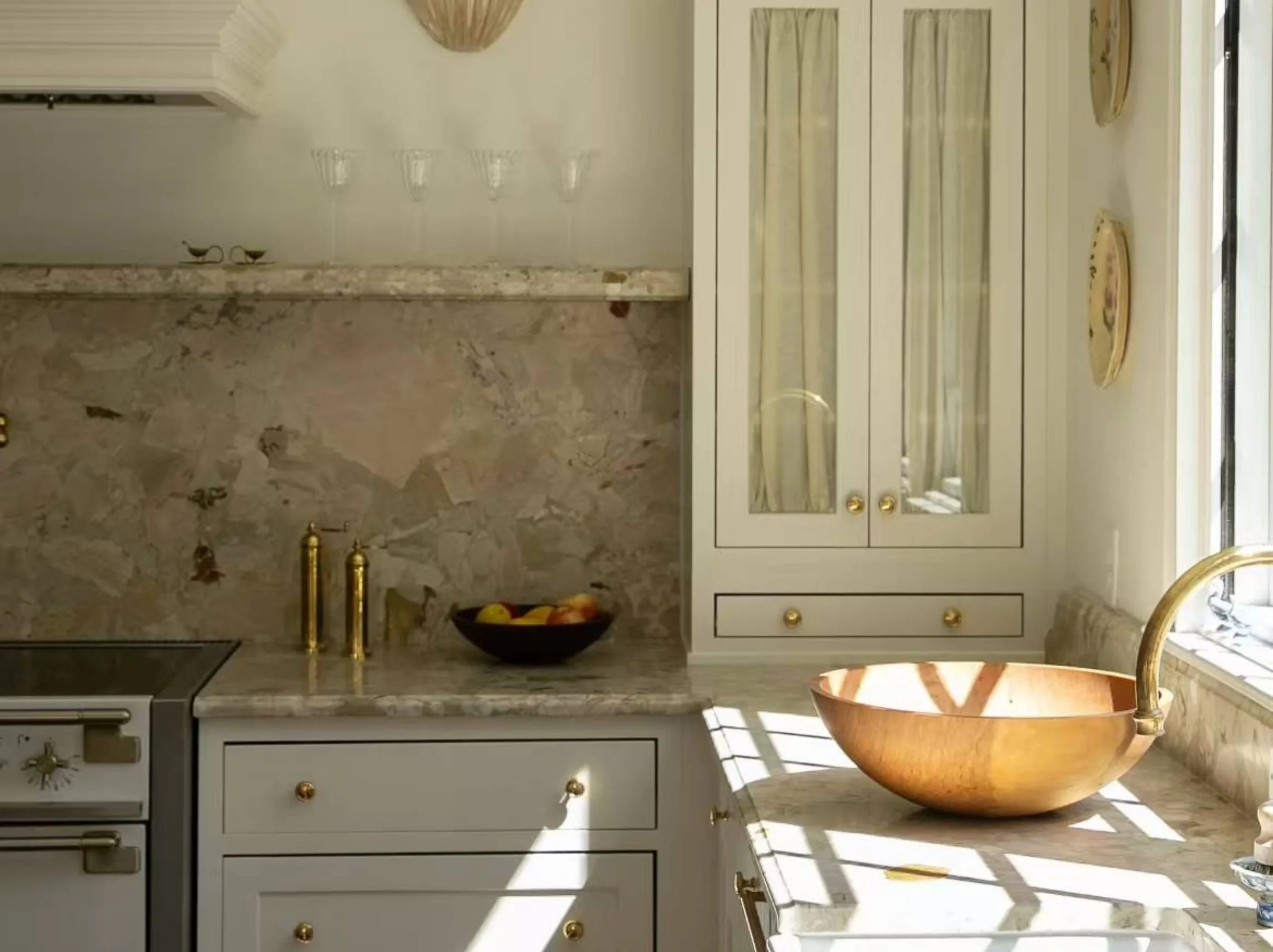 ceppo-romano-marble-kitchen-countertop-backsplash-03.webp ceppo romano marble kitchen countertop backsplash with warm beige natural breccia detail