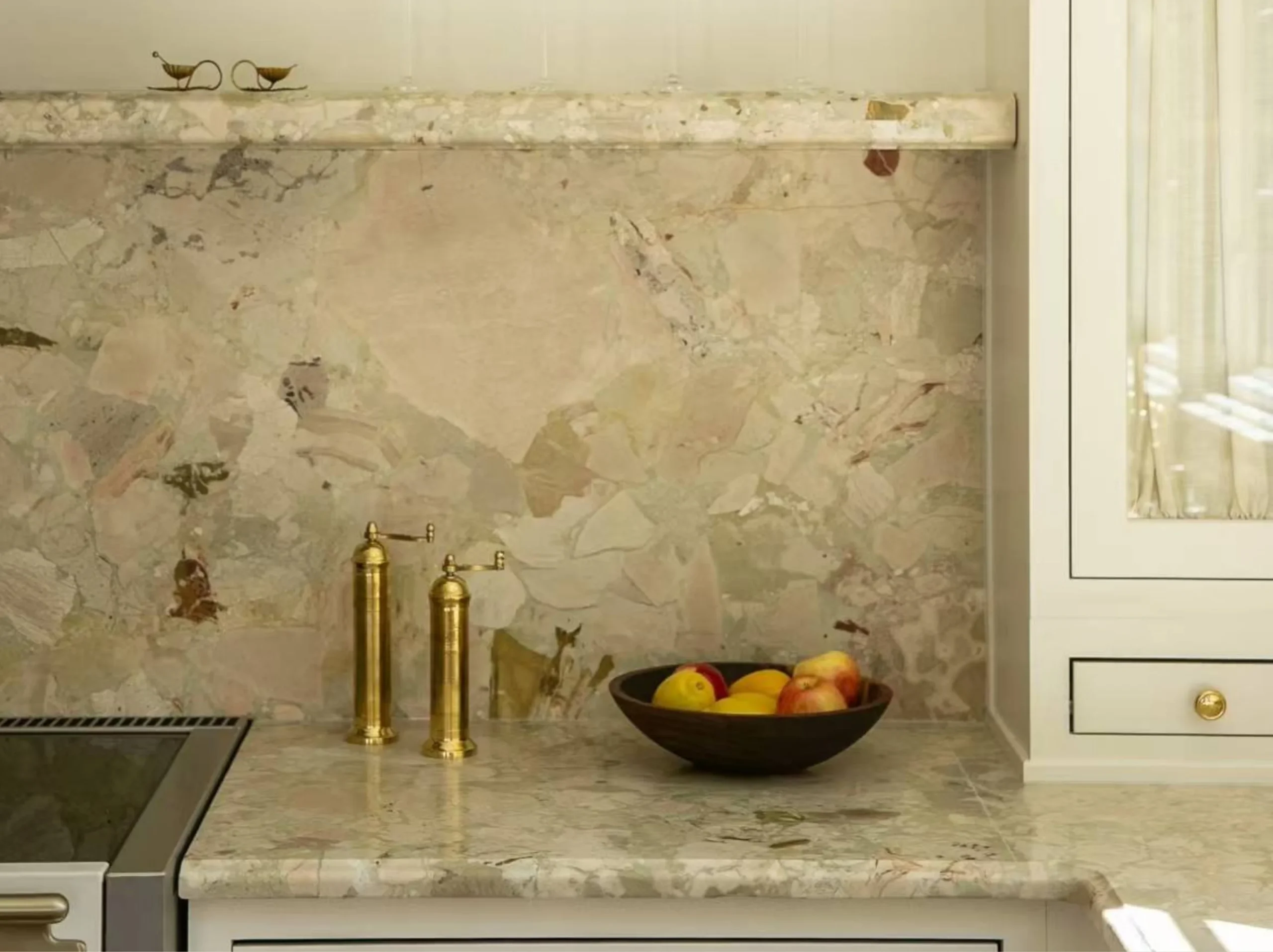 ceppo-siciliana-marble-kitchen-countertop-backsplash-03.webp ceppo siciliana marble kitchen countertop backsplash with soft beige breccia detail