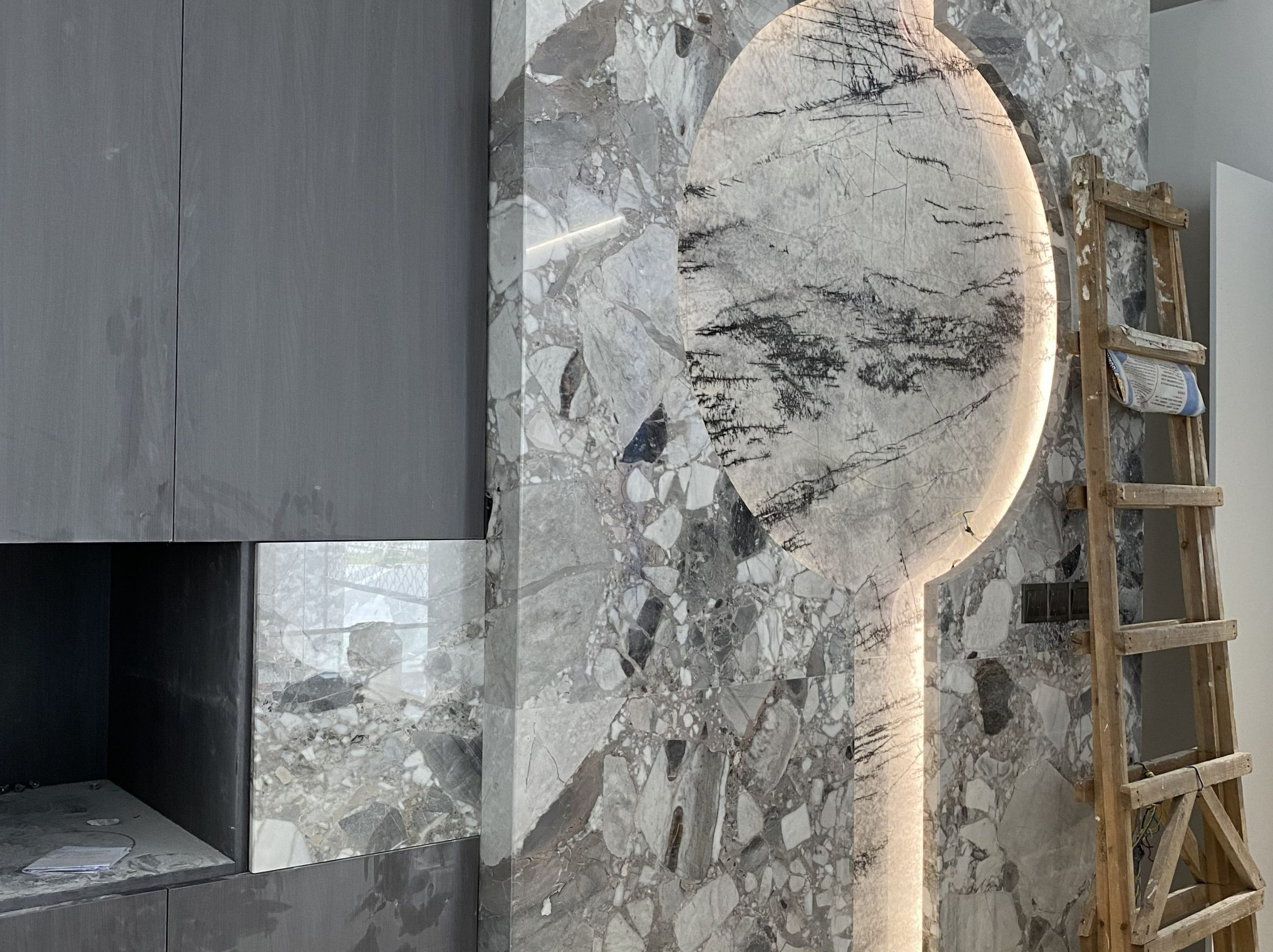 chinese-panda-grey-marble-interior-wall-cladding-04.webp chinese panda grey marble interior wall cladding with large grey white fragments