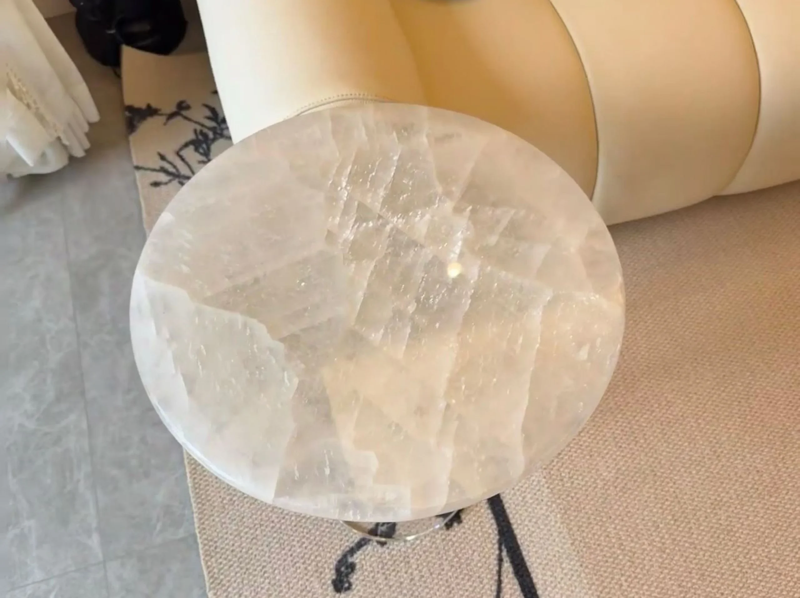 chineses-white-crystal-quartzite-round-table-top-01.webp chineses white crystal quartzite round table top with translucent ice white crystal texture