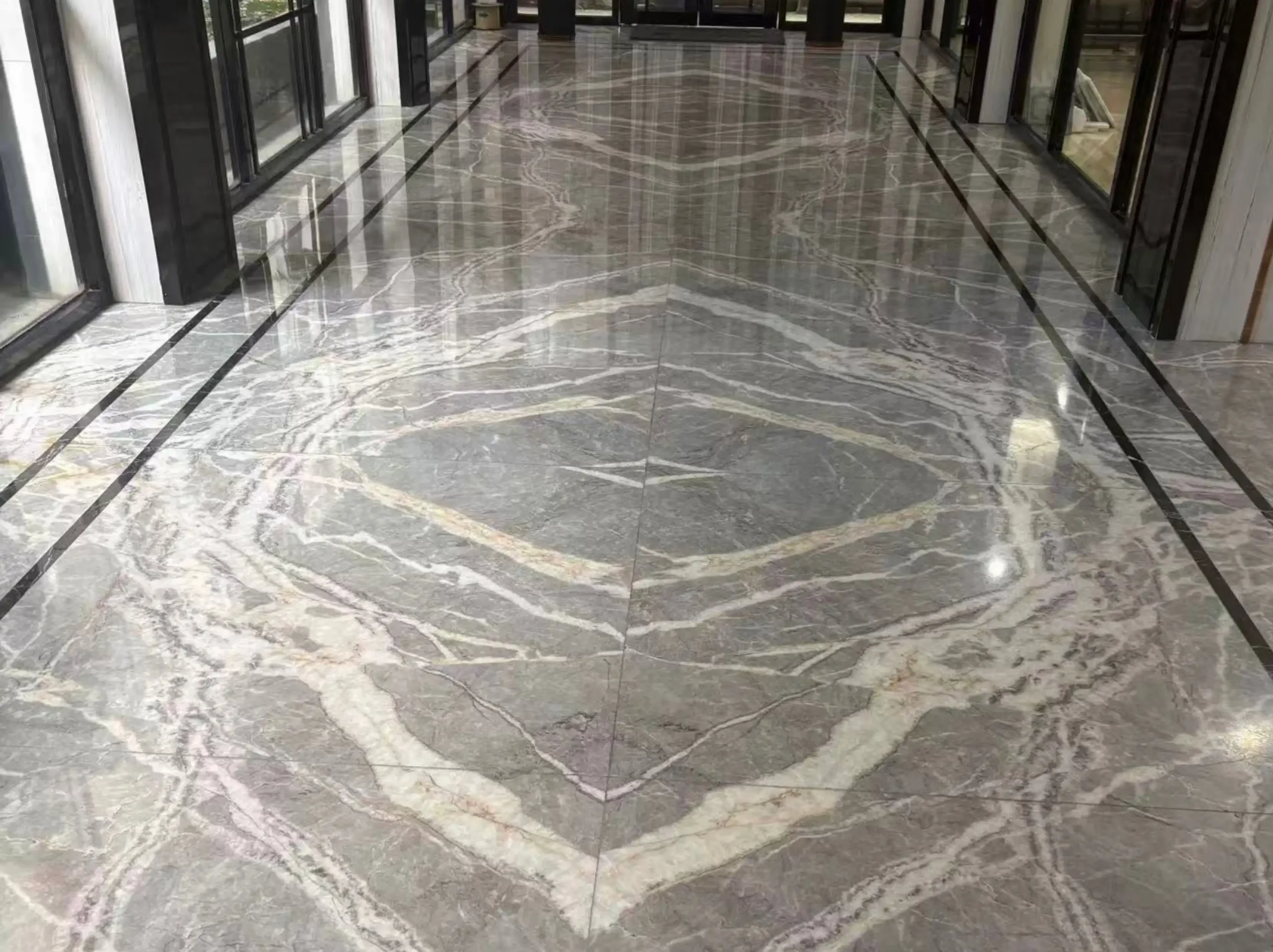 fior-di-bosco-marble-bookmatched-floor-02.webp fior di bosco marble bookmatched floor design