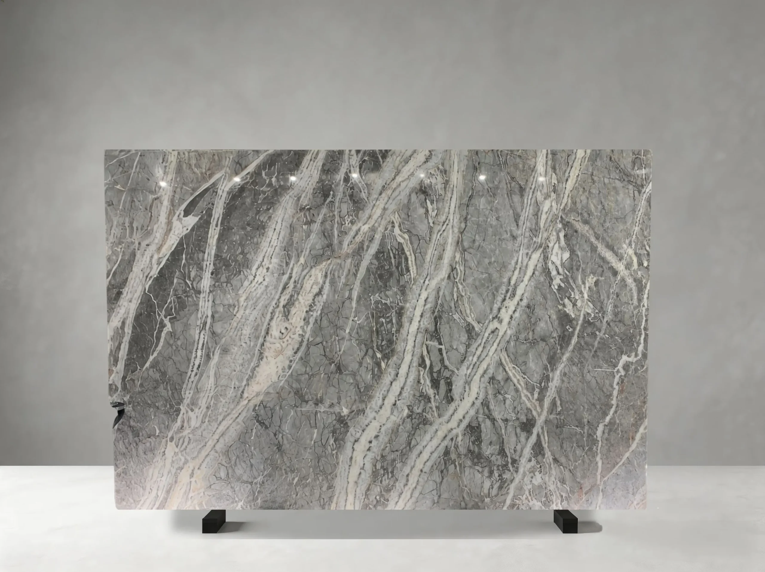 fior-di-bosco-marble-slab-white-veins-03.webp fior di bosco marble slab with bold white veins