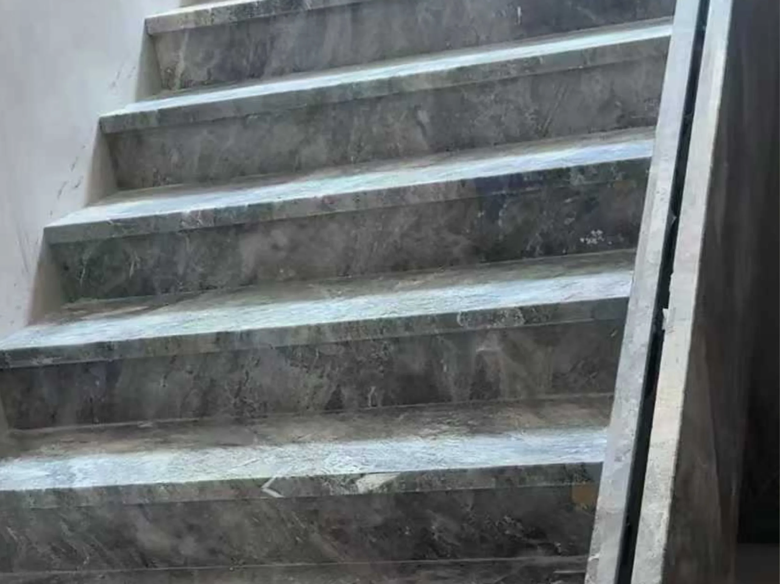 iride-nero-marble-staircase-tread-01.webp iride nero marble staircase tread with dark grey black veining