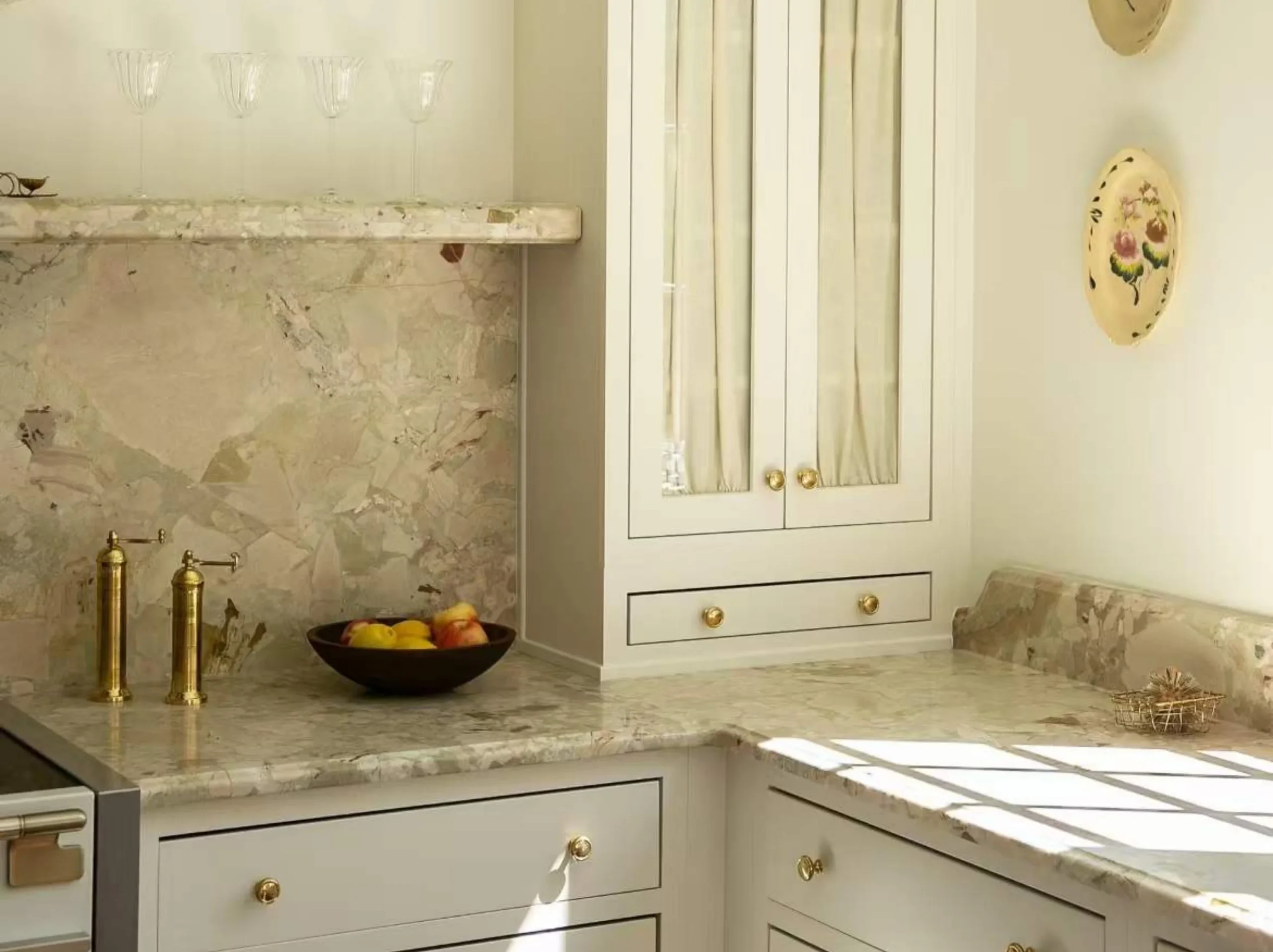 marmi-ceppo-di-sicilia-marble-kitchen-countertop-backsplash-03.webp marmi ceppo di sicilia marble kitchen countertop backsplash with soft beige breccia detail