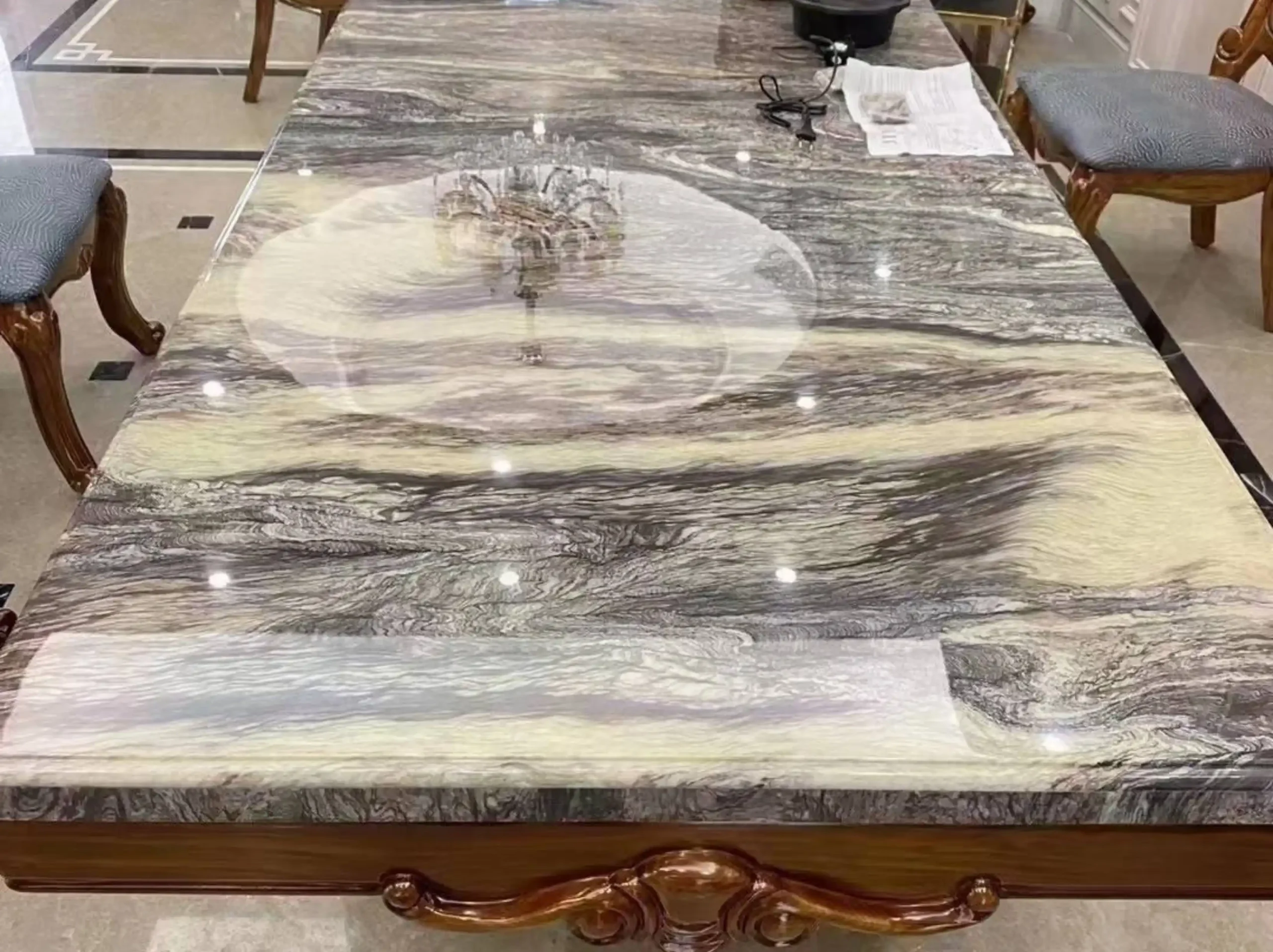 marmo-luano-rosso-marble-tabletop-application-02.webp marmo luano rosso marble tabletop application with dramatic veining