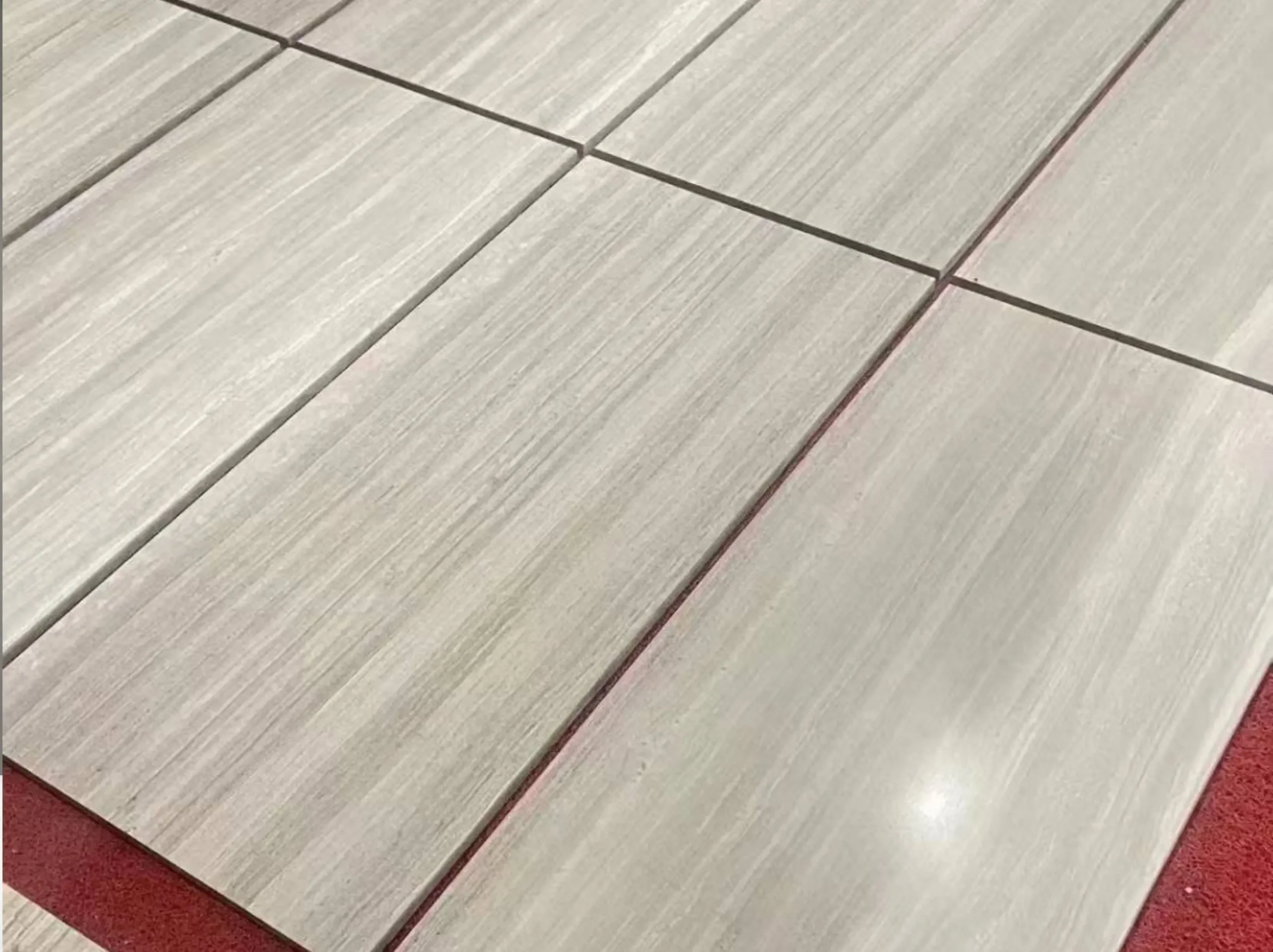 silk-georgette-marble-floor-tile-close-up-02.webp silk georgette marble floor tile close up with light grey linear wooden vein