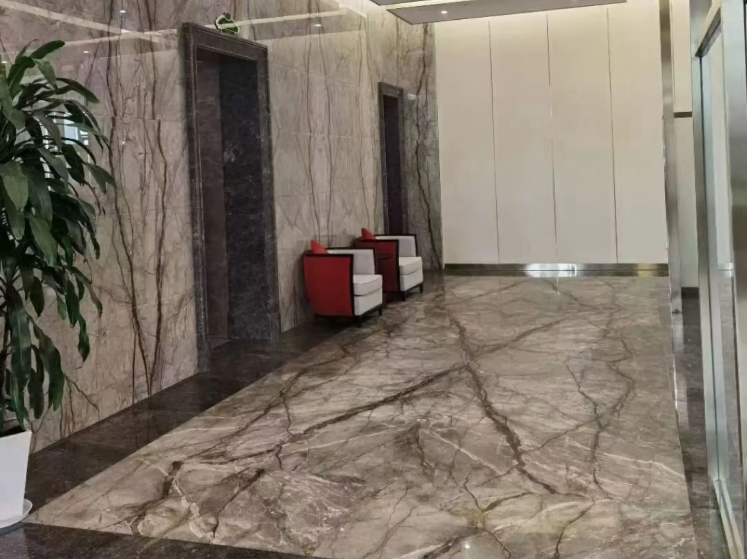 silver-river-marble-lobby-floor-wall-cladding-03.webp silver river marble lobby floor and wall cladding for commercial interiors
