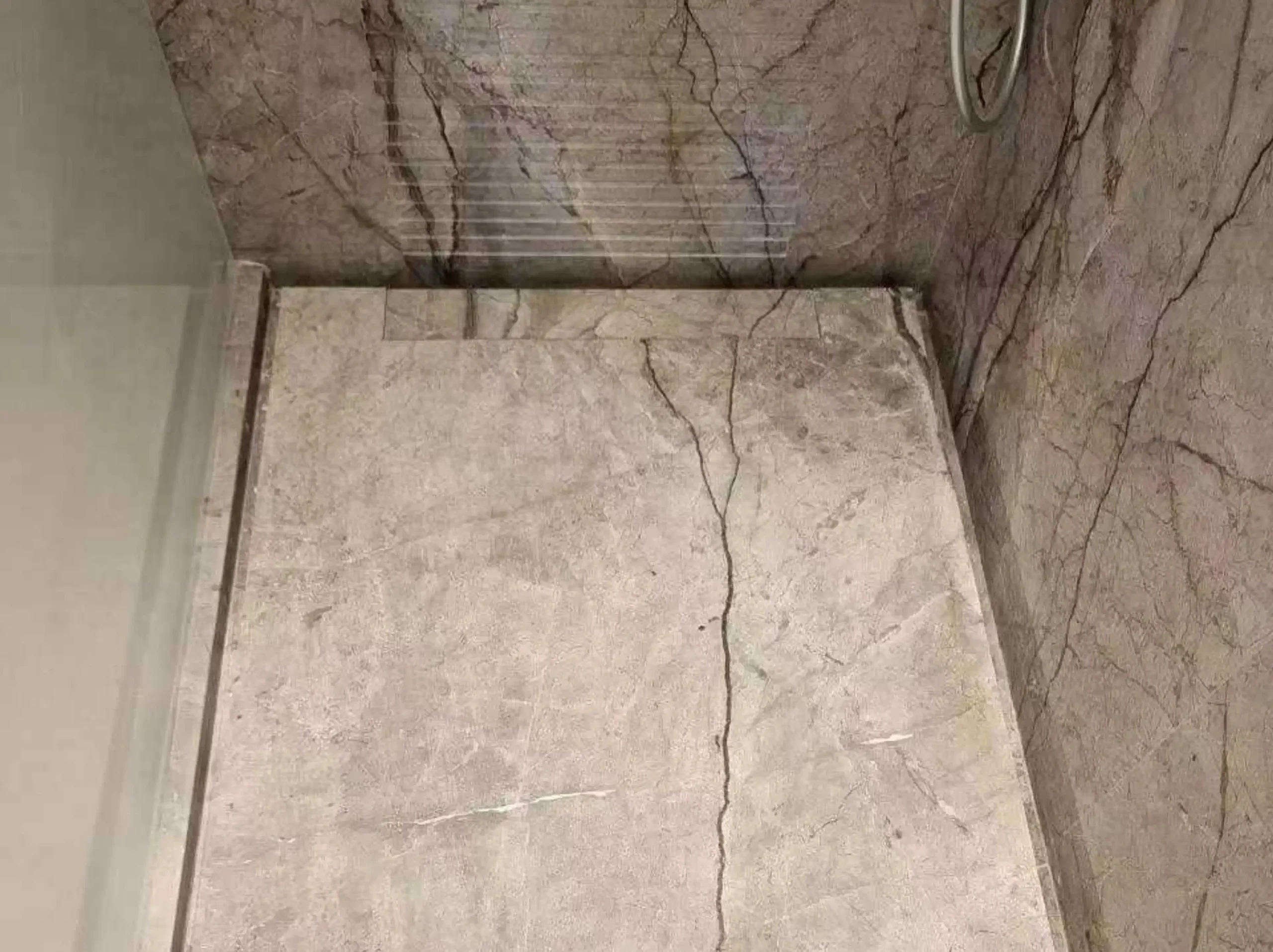 silver-roots-marble-bathroom-wall-floor-02.webp silver roots marble bathroom wall and floor application