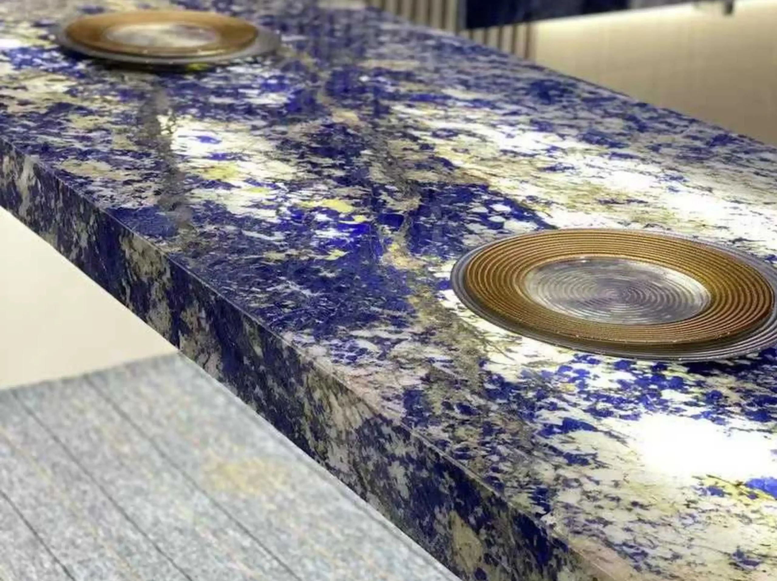 sodalite-blue-granite-table-top-close-up-01.webp sodalite blue granite table top close up with vivid blue and cream pattern