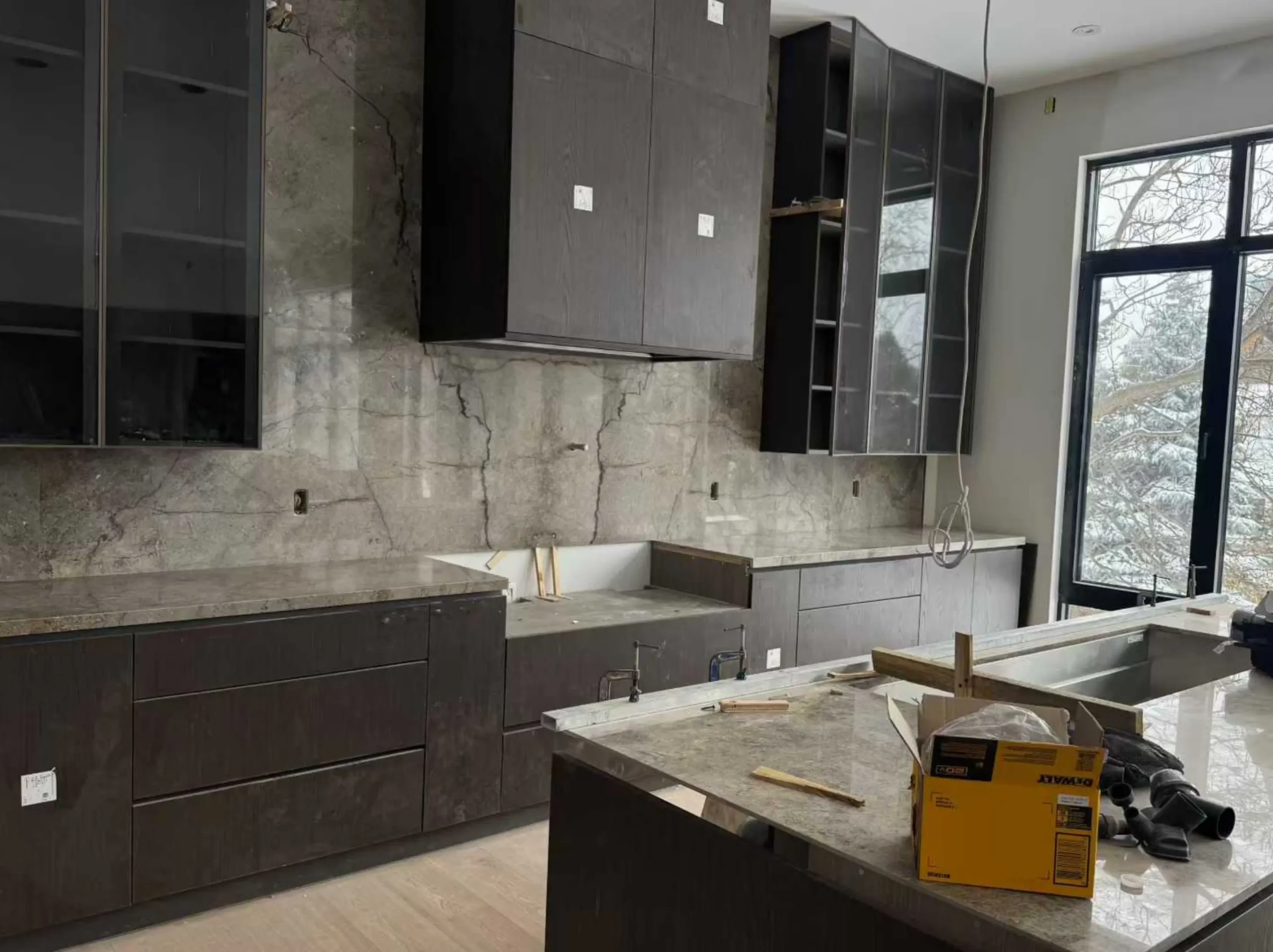 turkish-silver-roots-marble-kitchen-countertop-01.webp turkish silver roots marble kitchen countertop and backsplash