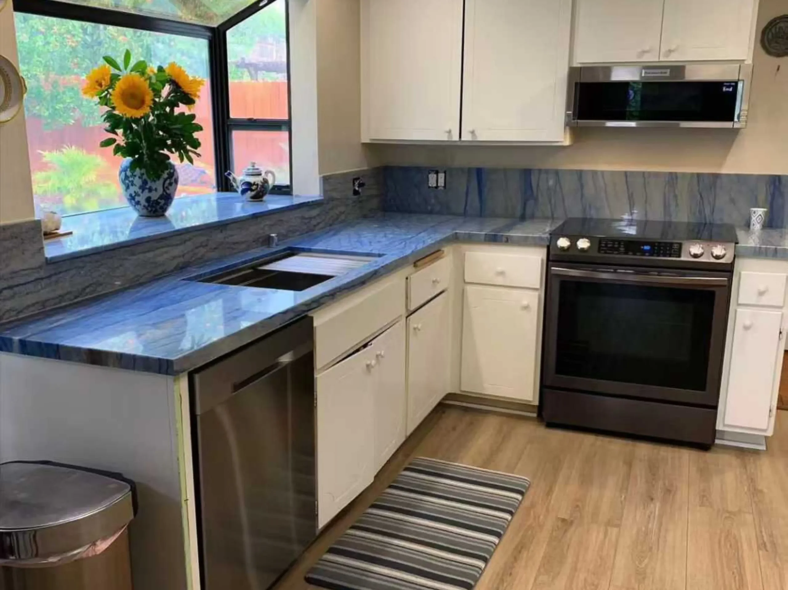azul-imperial-quartzite-kitchen-countertop-backsplash-02.webp Azul Imperial Quartzite kitchen countertop and matching backsplash