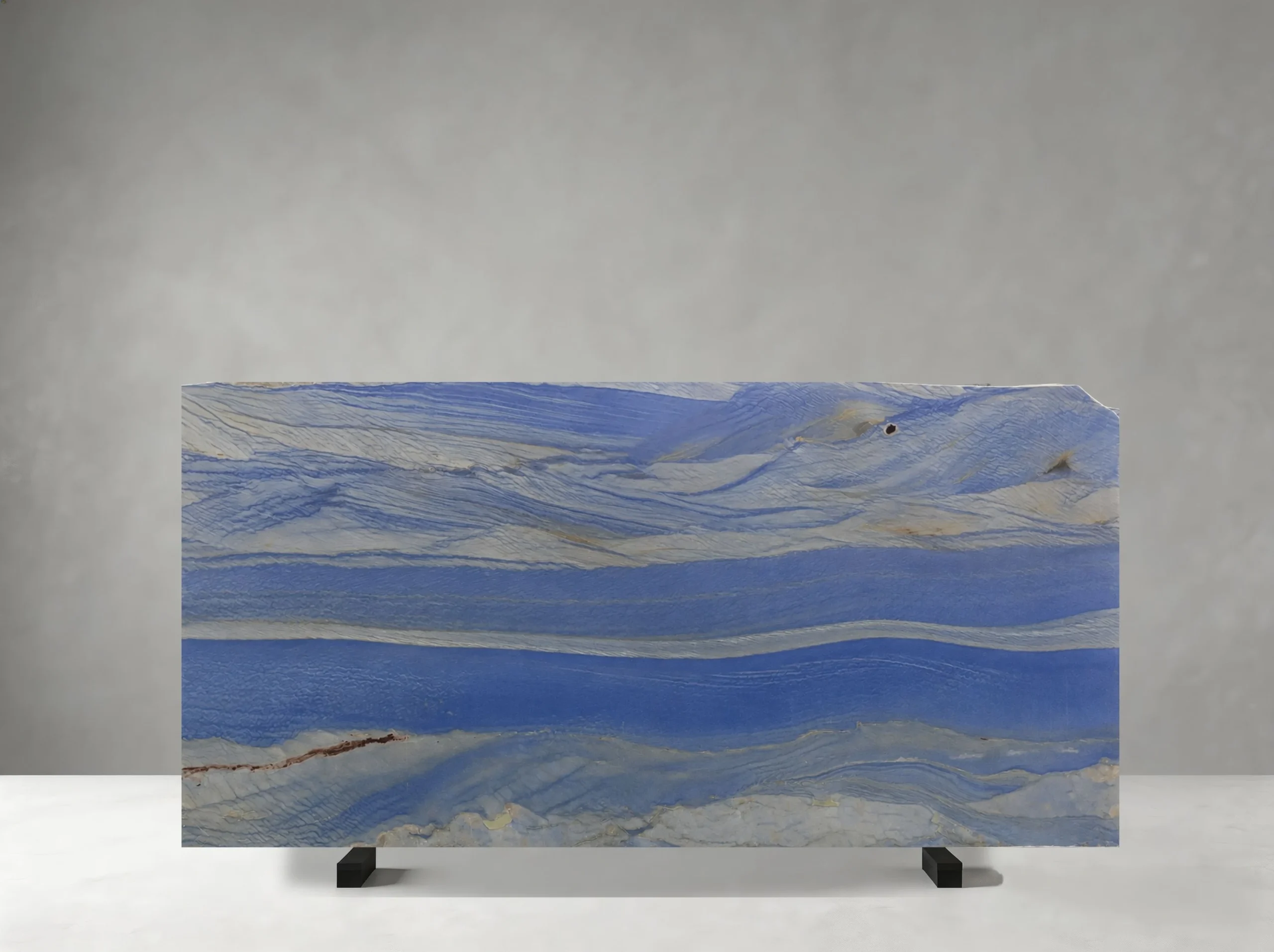 azul-imperial-quartzite-slab-cobalt-blue-waves-04.webp Azul Imperial Quartzite slab with cobalt blue and white layered waves
