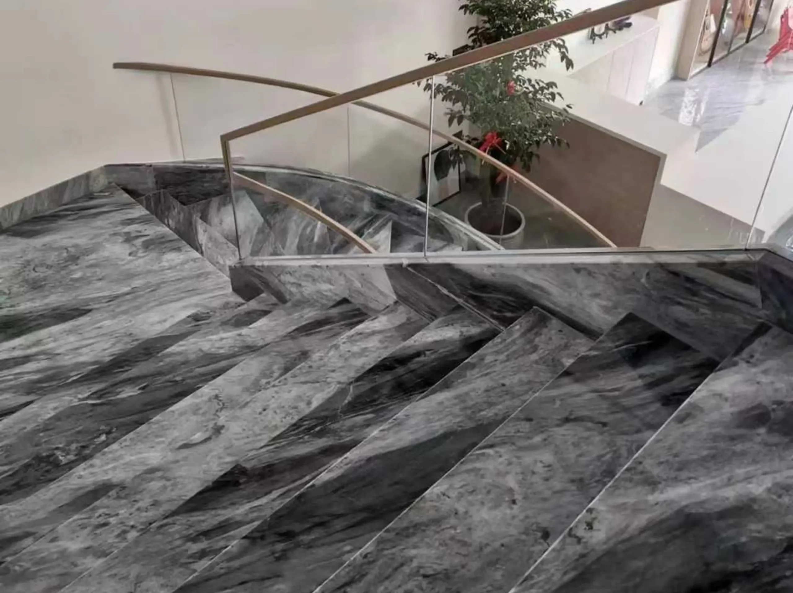 bardiglio-nuvolato-marble-curved-staircase-01.webp Bardiglio Nuvolato Marble curved staircase with grey treads and risers