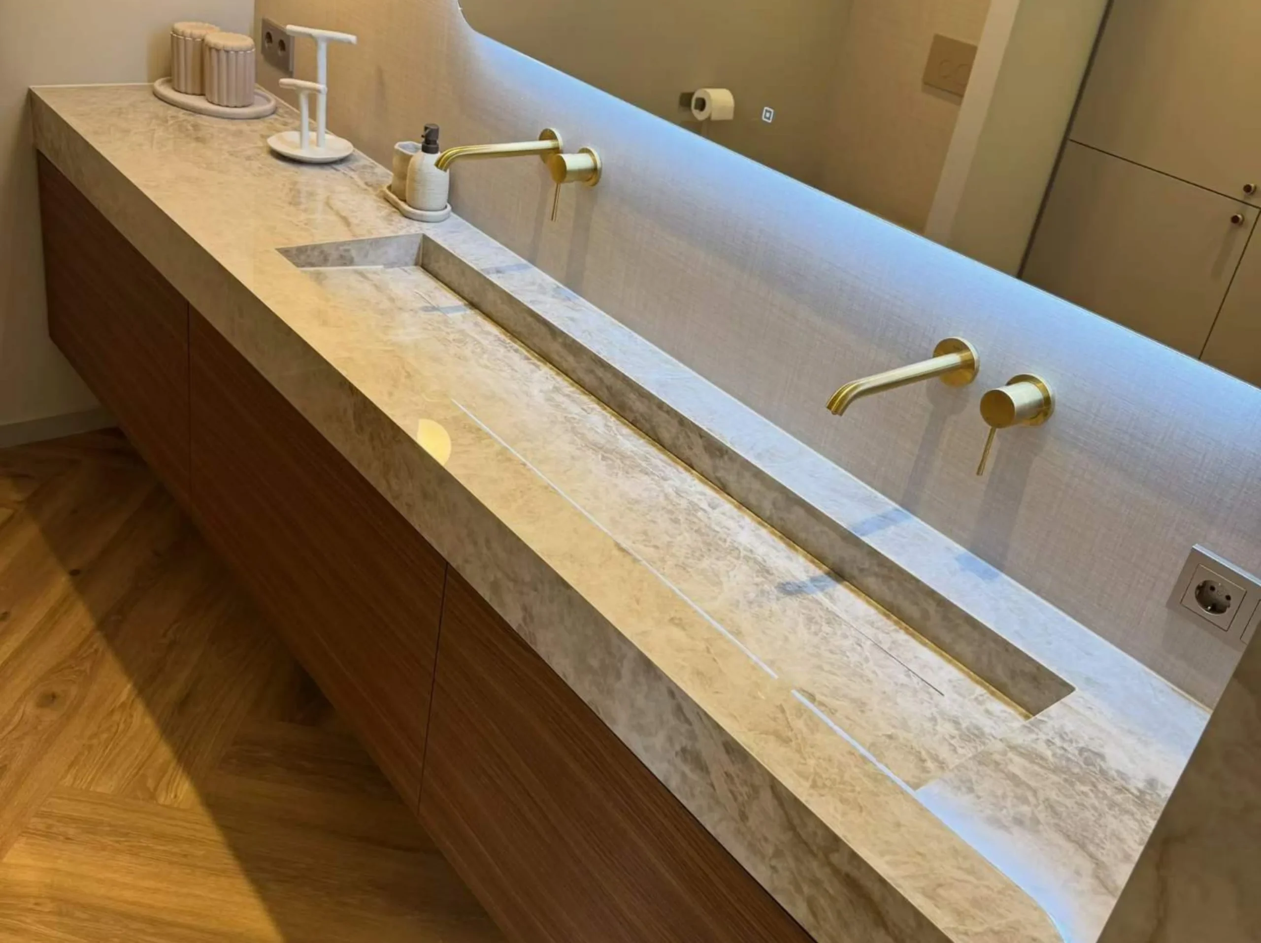 beige-matira-quartzite-double-trough-washbasin.webp Custom Beige Matira Quartzite double trough washbasin with wall-mounted brass faucets