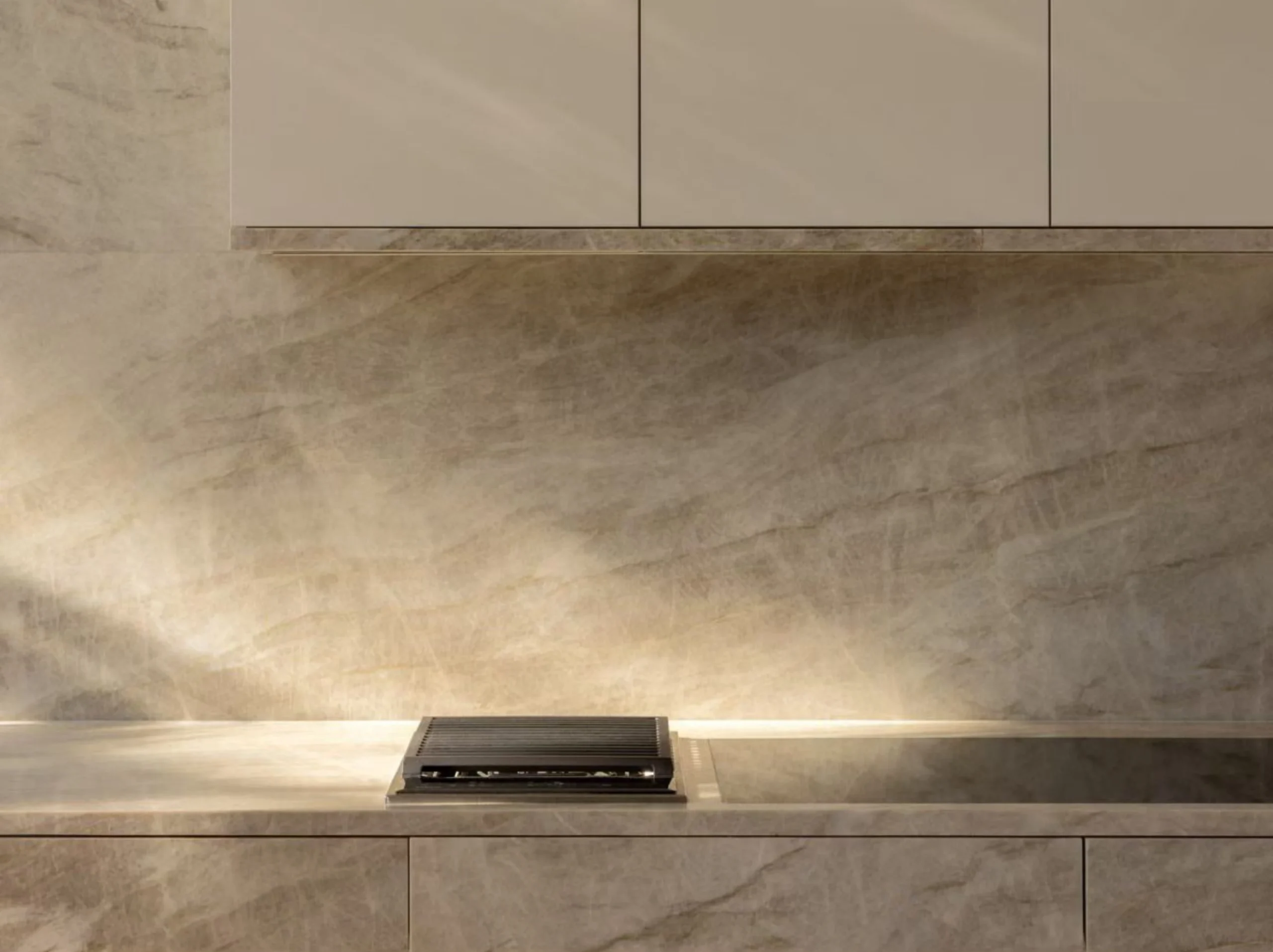 beige-matira-quartzite-kitchen-countertop-backsplash.webp Beige Matira Quartzite kitchen countertop and full-height backsplash with integrated cooktop