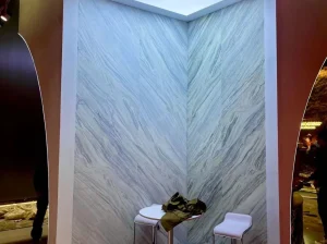 Vein-matched Bianco Ondulare Marble corner wall with V-shaped grey pattern