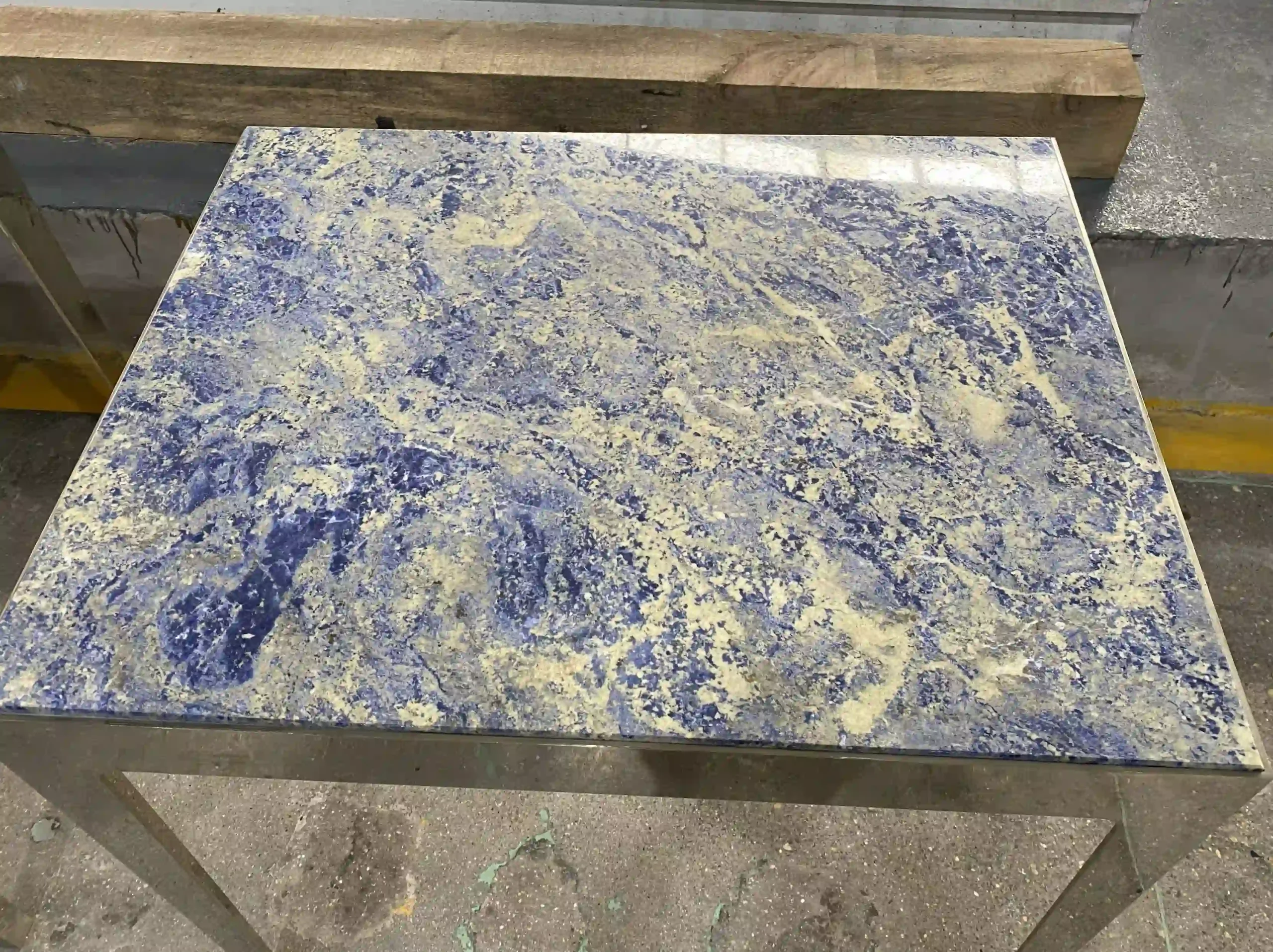 blue-sodalite-marble-custom-table-top-workshop-03.webp blue sodalite marble custom table top with polished blue cream mineral surface