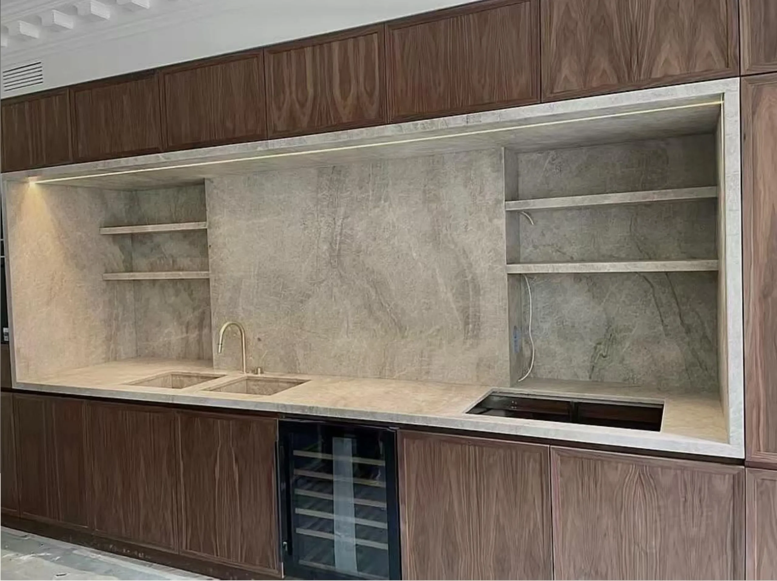 brazilian-perla-venata-quartzite-custom-tabletop.webp Custom Brazilian Perla Venata Quartzite tabletop with pearl-grey crystalline surface