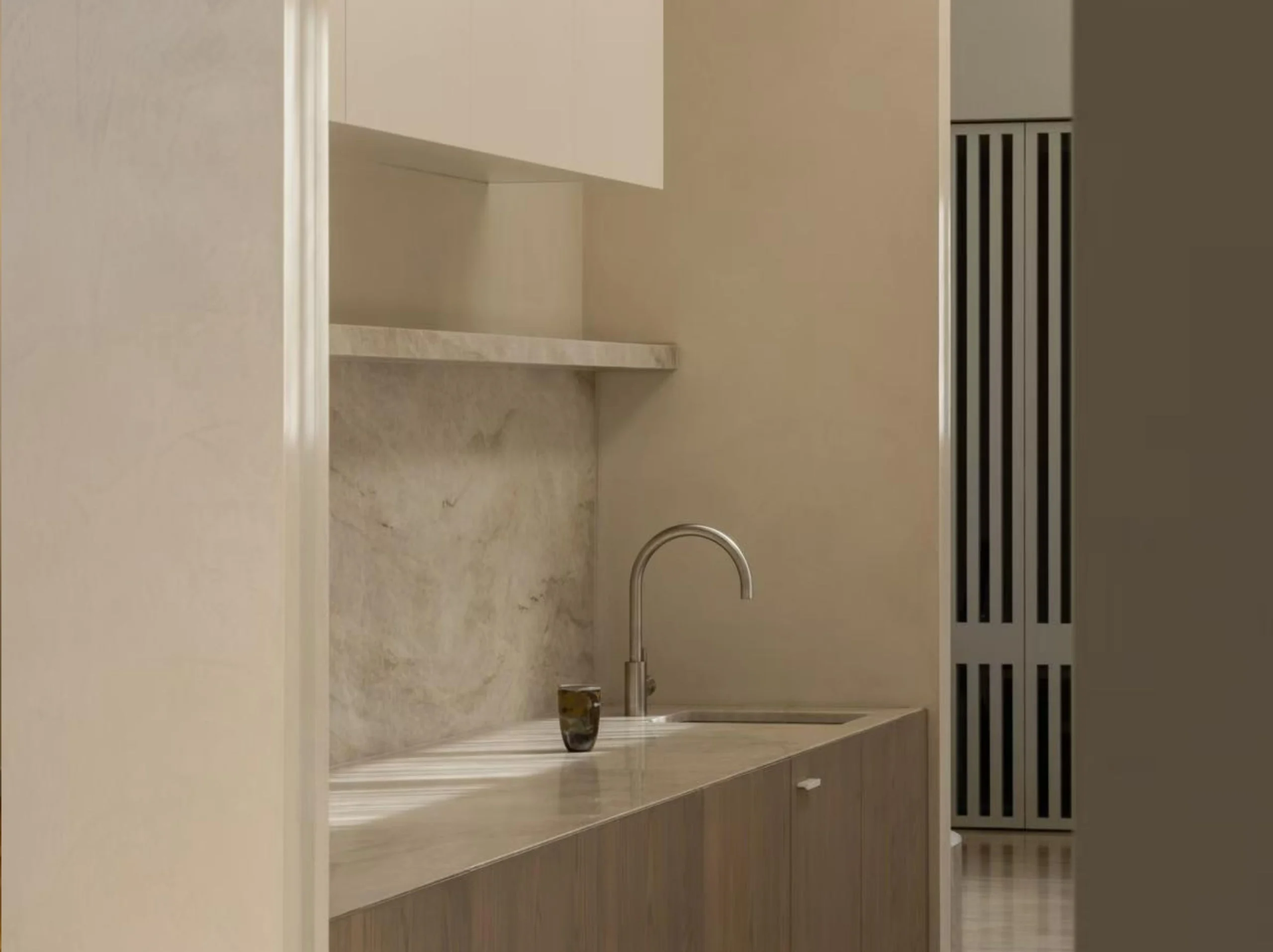 brazilian-perla-venata-quartzite-luxury-interior.webp Brazilian Perla Venata Quartzite in a luxury interior with pearl-grey crystalline surfaces