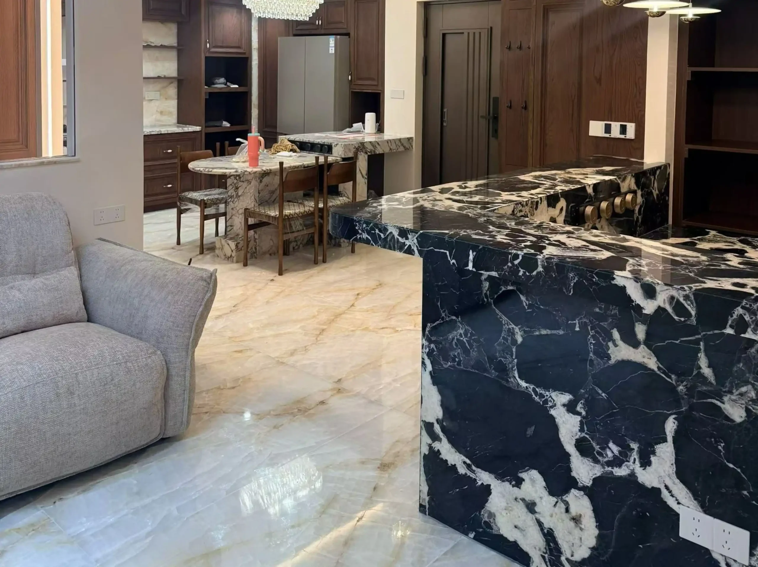 bvlgari-black-marble-bar-counter-living-room-02.webp bvlgari black marble bar counter and island top for luxury living room interior