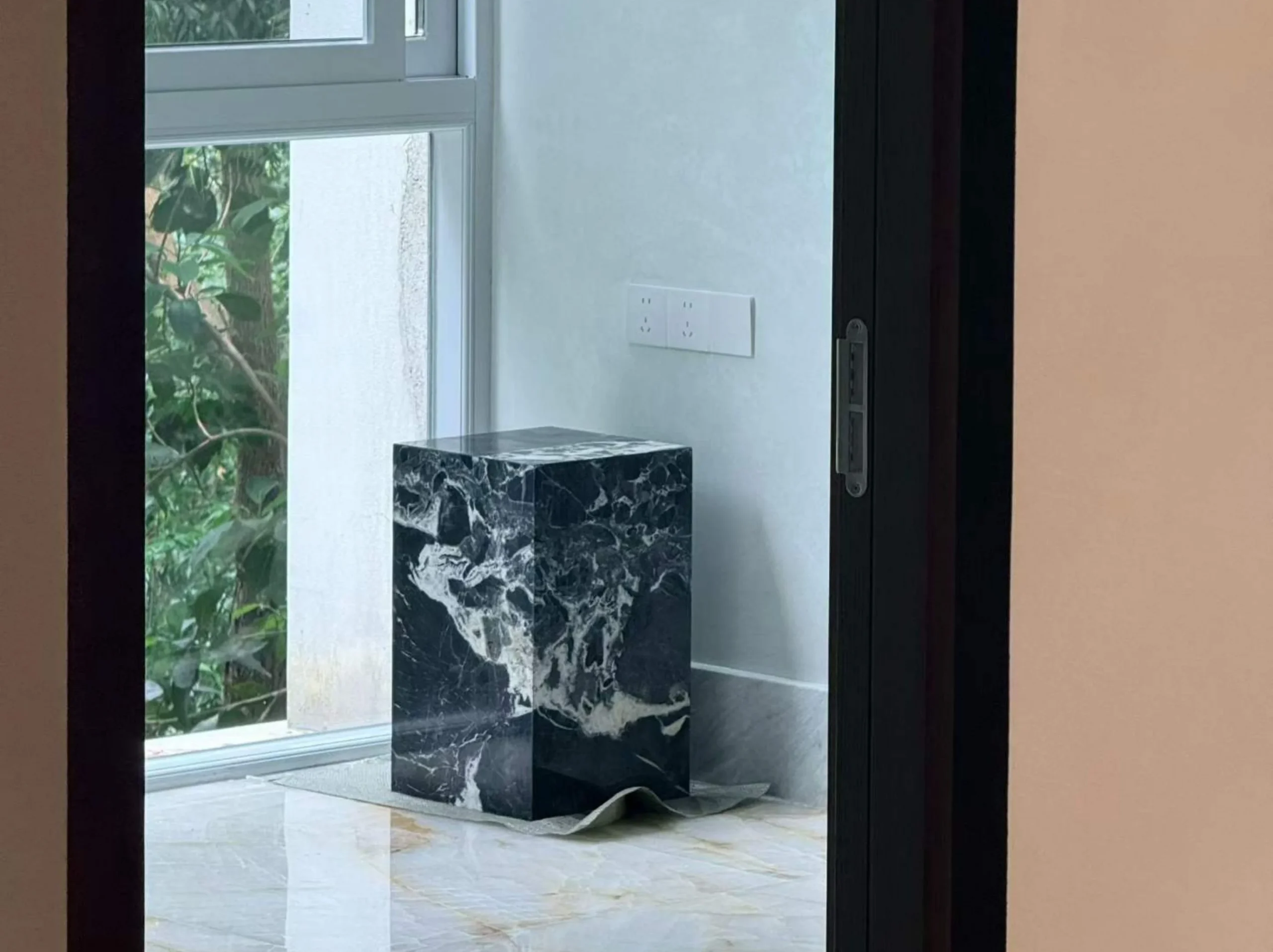 bvlgari-black-marble-block-side-table-01.webp bvlgari black marble block side table with black base and white breccia veins
