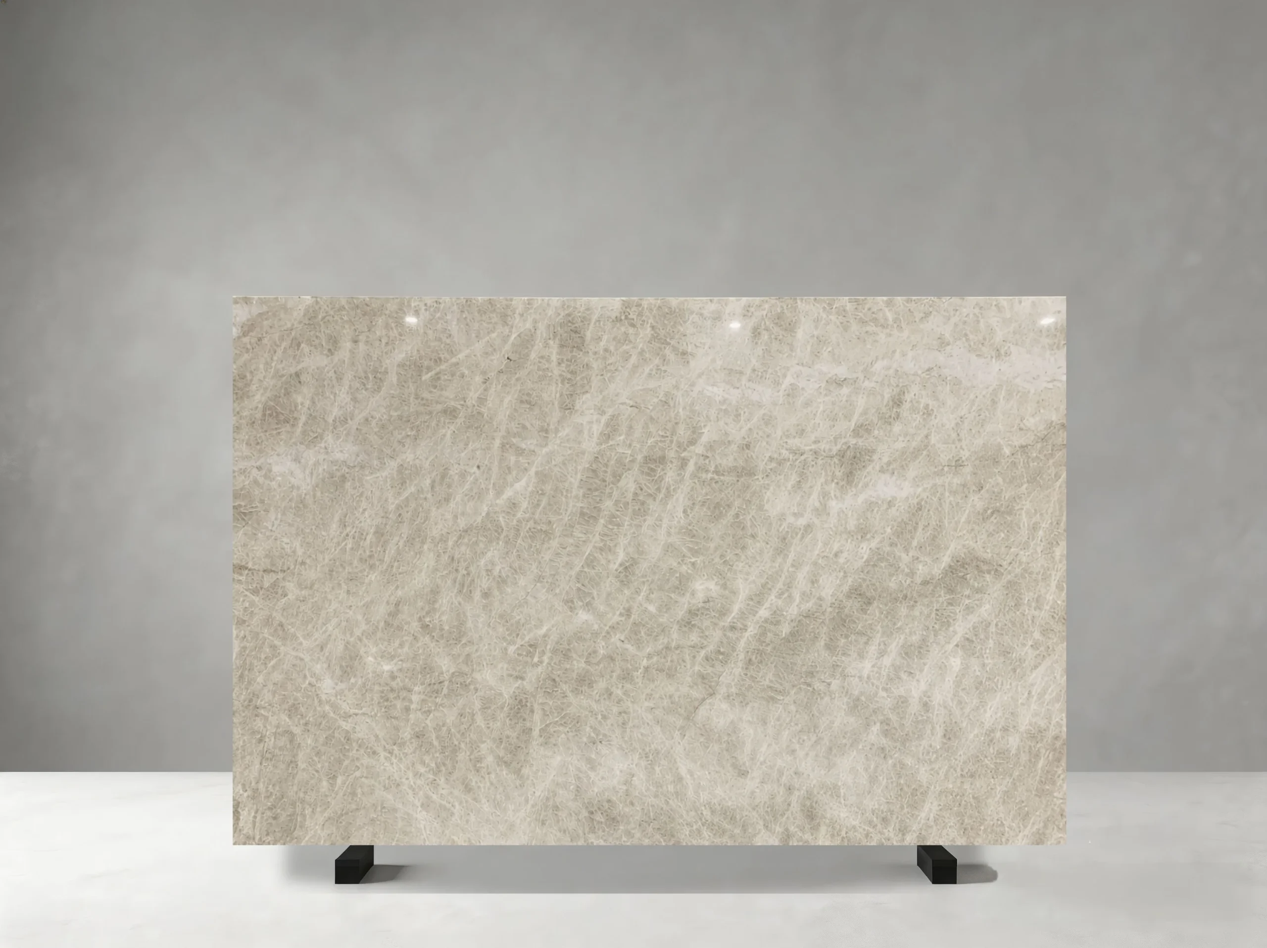 delicatus-mint-quartzite-natural-slab-02.webp Natural Delicatus Mint Quartzite slab with ivory tones and layered white mineral veins