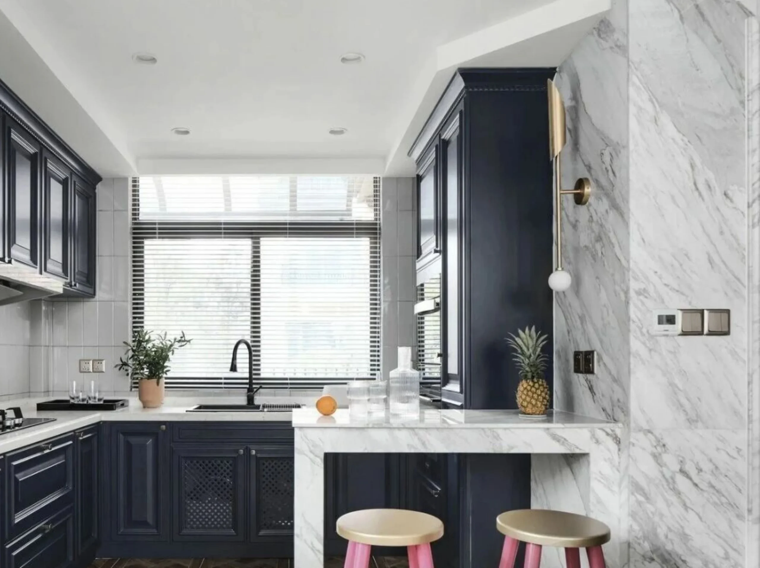 dramas-white-marble-kitchen-wall-cladding.webp Dramas White Marble kitchen wall cladding and bar counter with dark cabinetry