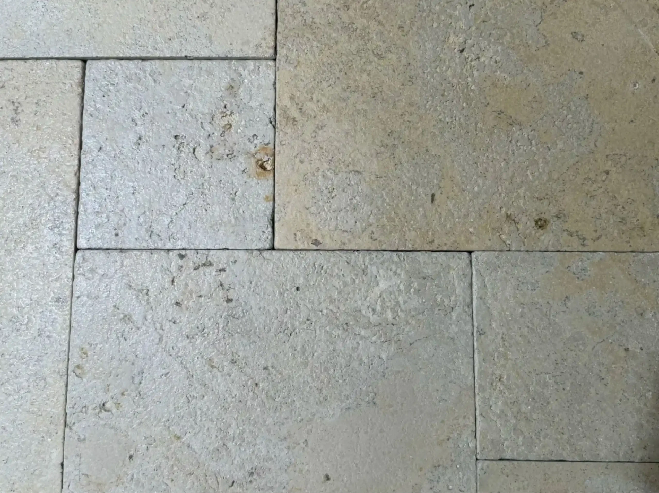 jura-limestone-close-up-floor-tile-texture-03.webp jura limestone floor tiles close up with natural beige fossil texture