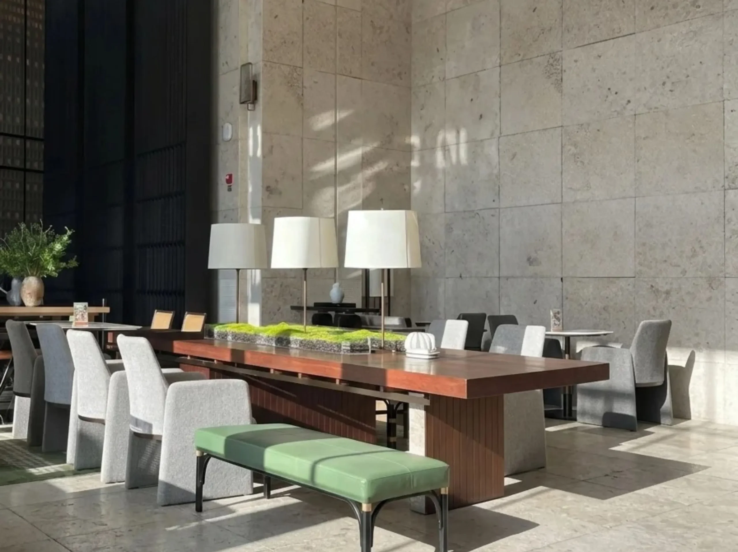 jura-limestone-dining-area-wall-floor-01.webp jura limestone dining area wall and floor tiles with beige fossil texture