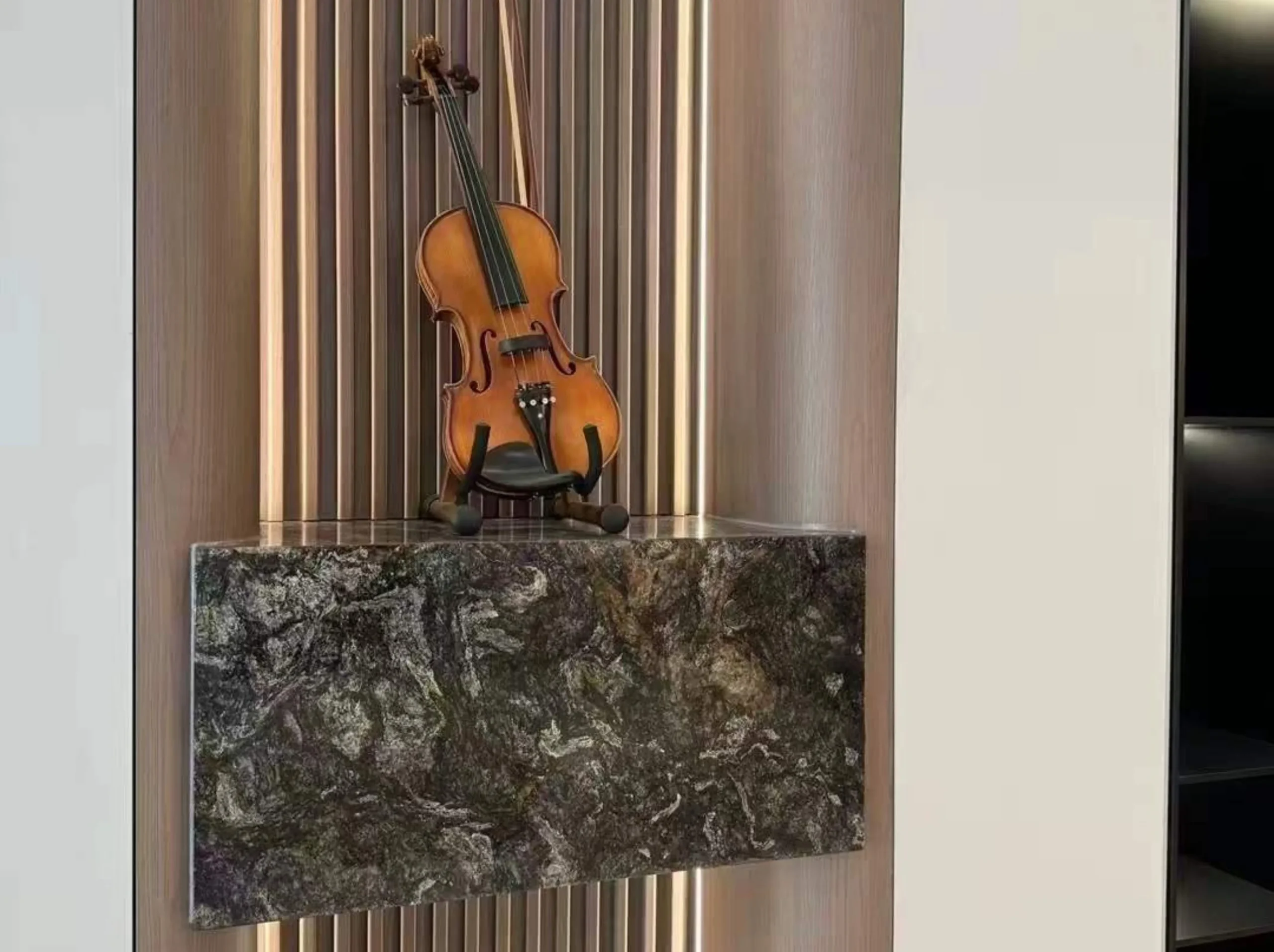 kozmus-granite-custom-display-console-02.webp kozmus granite custom display console with dark grey and silver mineral texture