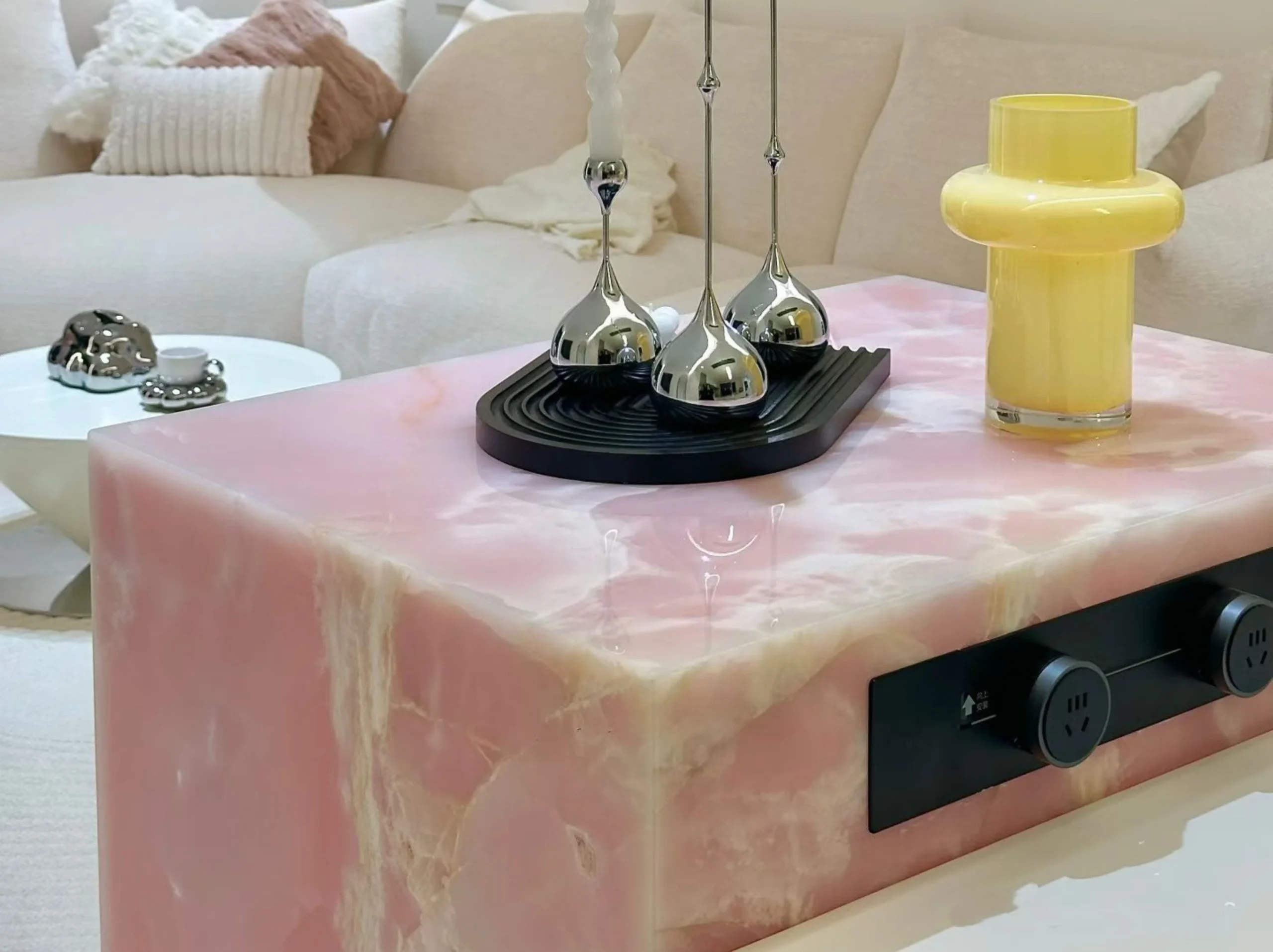 light-pink-onyx-tabletop-luxury-living-room-01.webp Polished Light Pink Onyx table with soft blush tones and white crystalline patterns in a luxury living room