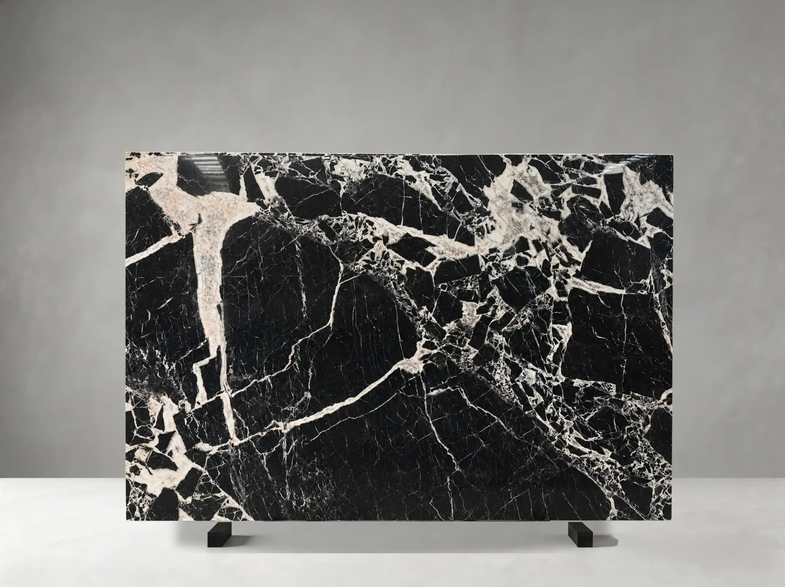 noir-grand-antique-marble-slab-bold-white-veining-04.webp noir grand antique marble slab with bold ivory white veining and deep black background