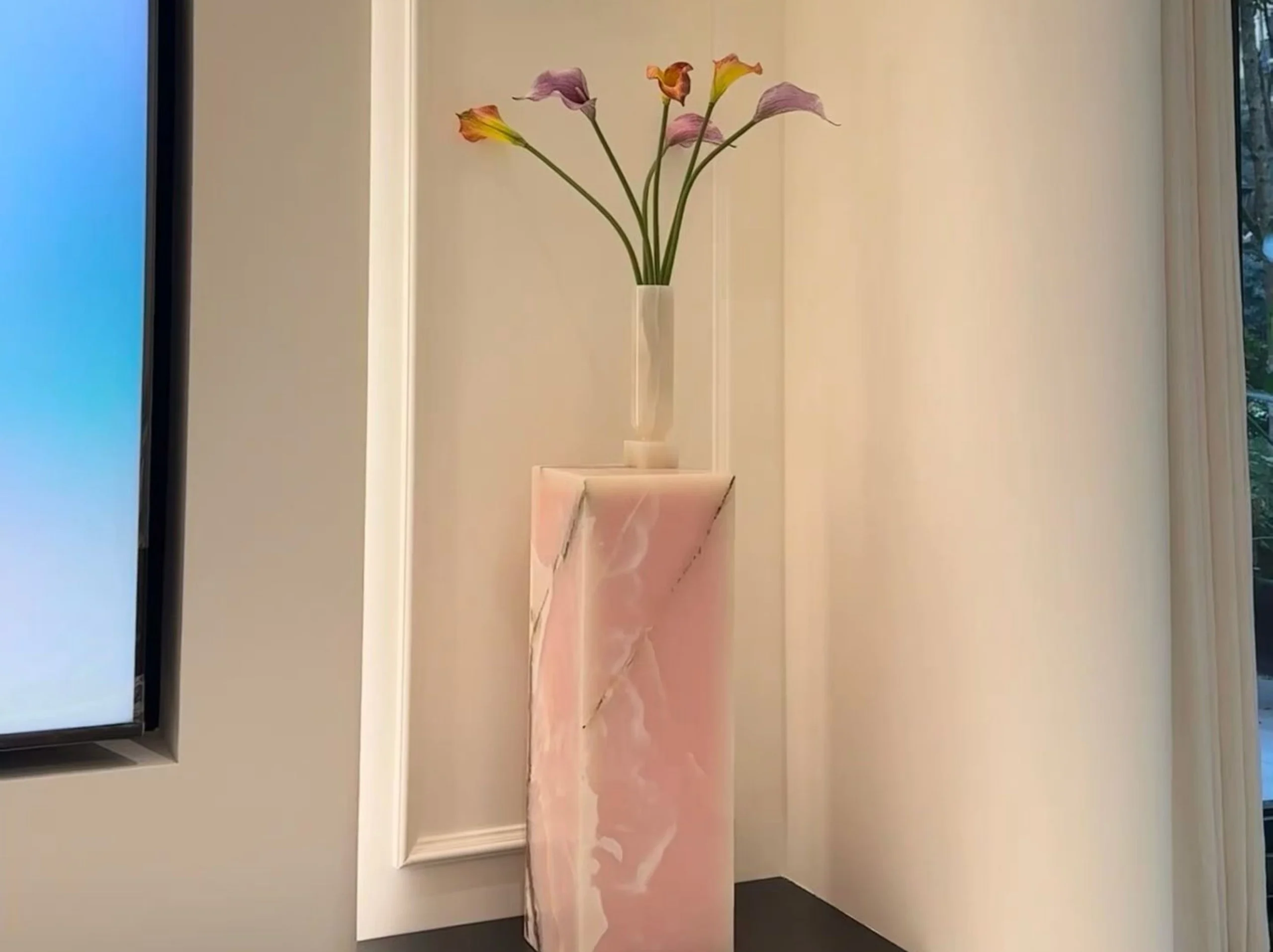 onice-rosso-decorative-pedestal-luxury-interior-01.webp Custom Onice Rosso decorative pedestal with rose-pink onyx patterns in a modern luxury interior