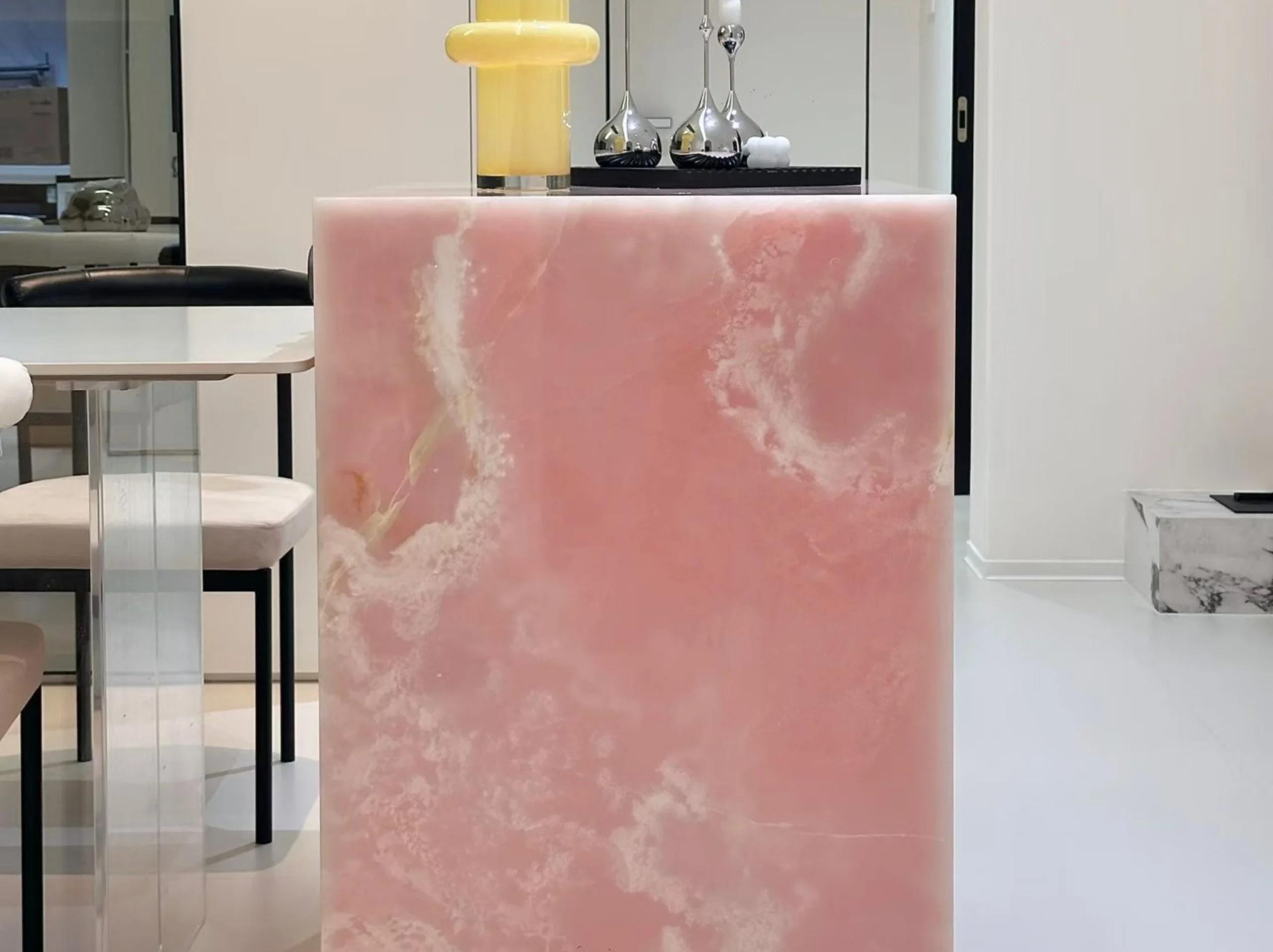 pink-onyx-backlit-island-panel-luxury-interior-02.webp Backlit Pink Onyx island panel with blush-pink colour and white crystalline patterns in a luxury interior