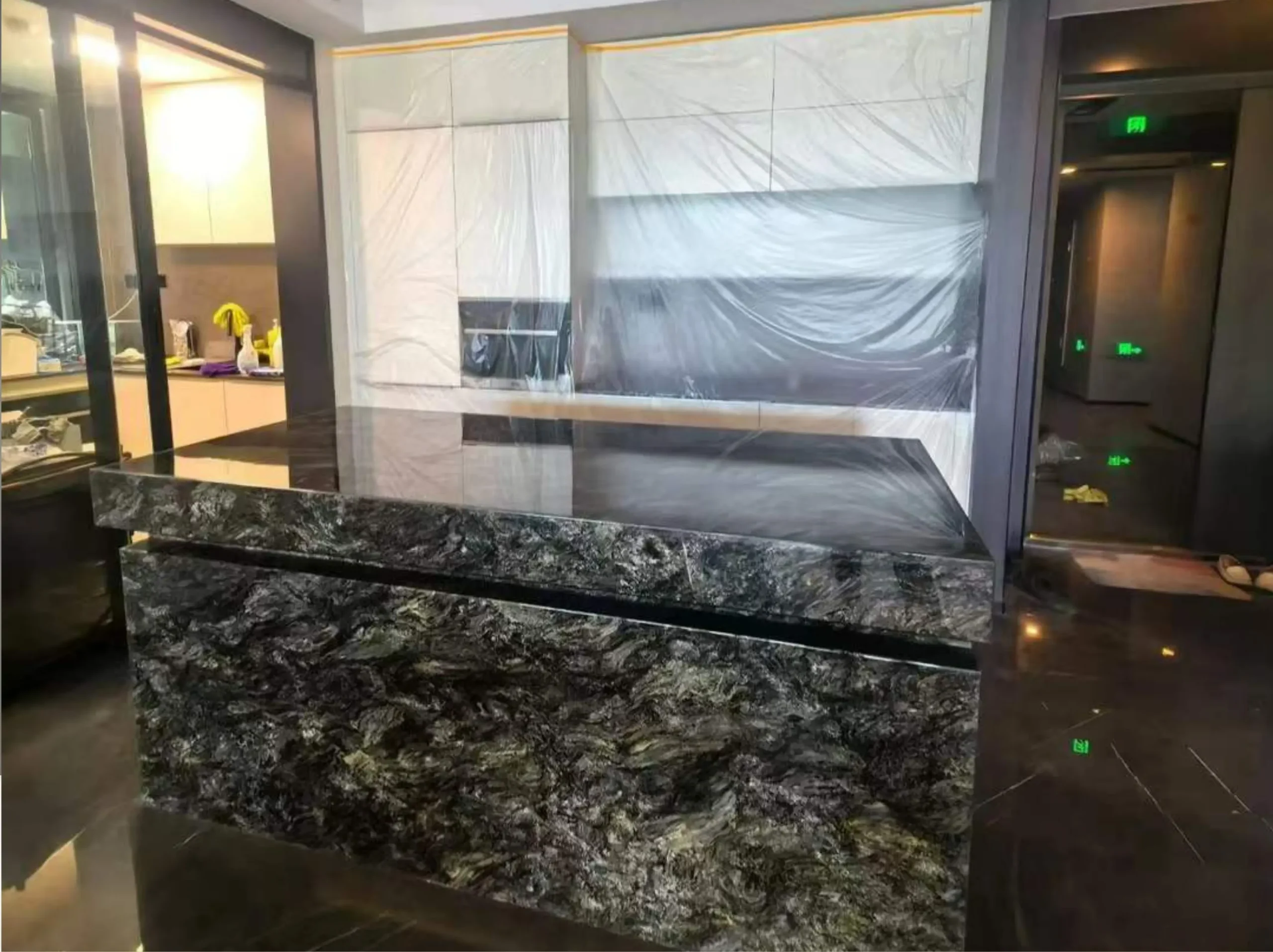 platinum-black-granite-reception-counter-01.webp platinum black granite reception counter with dark charcoal and silver mineral movement