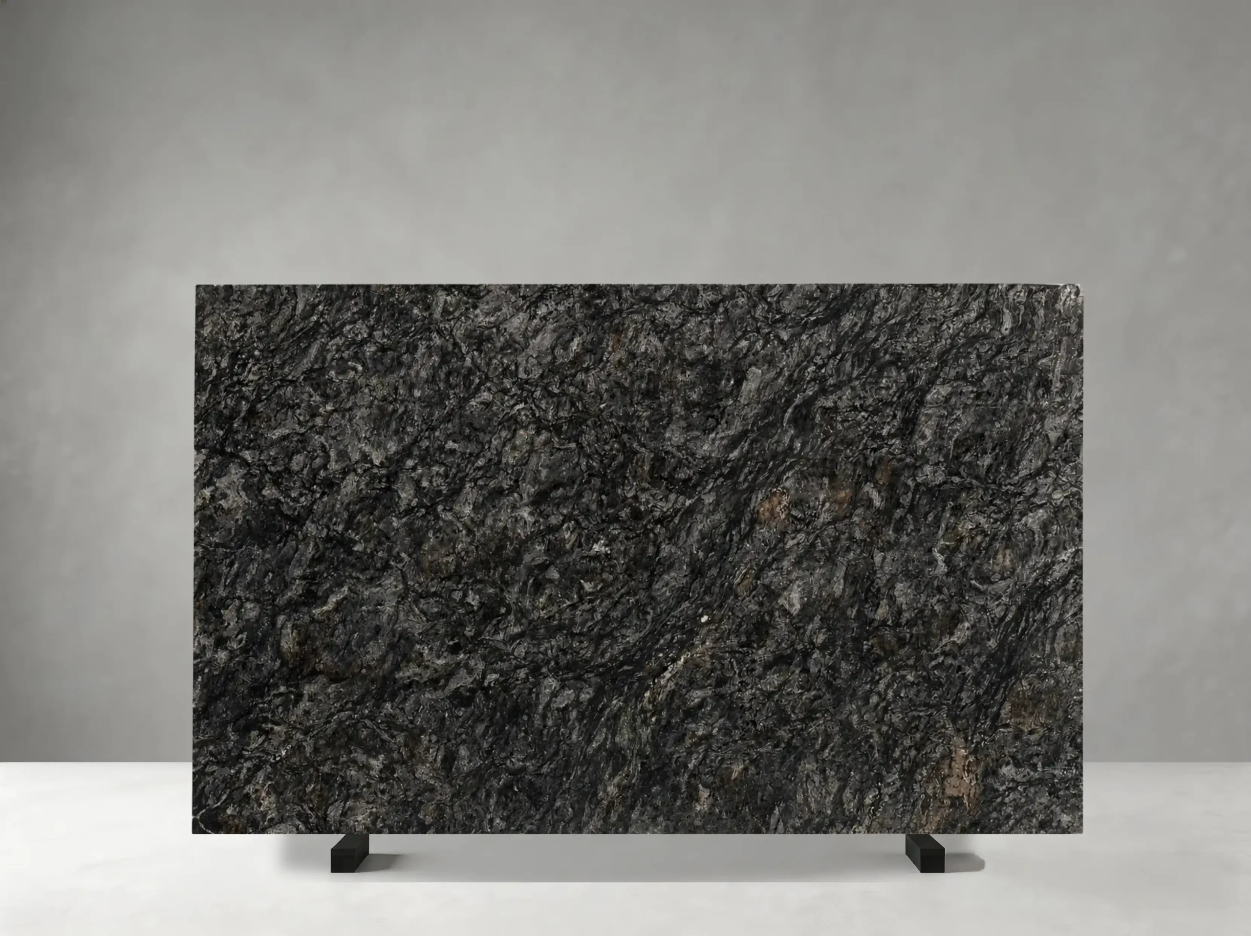 platinum-black-granite-slab-directional-mineral-pattern-03.webp platinum black granite slab with dark grey directional mineral movement and subtle warm accents