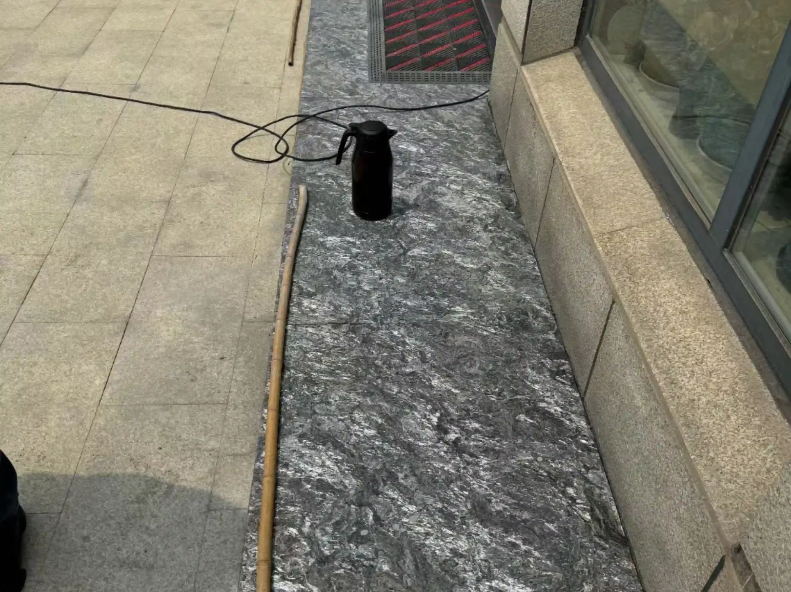 platinum-diamond-granite-cut-to-size-ledge-01.webp platinum diamond granite cut to size ledge with grey silver natural mineral movement