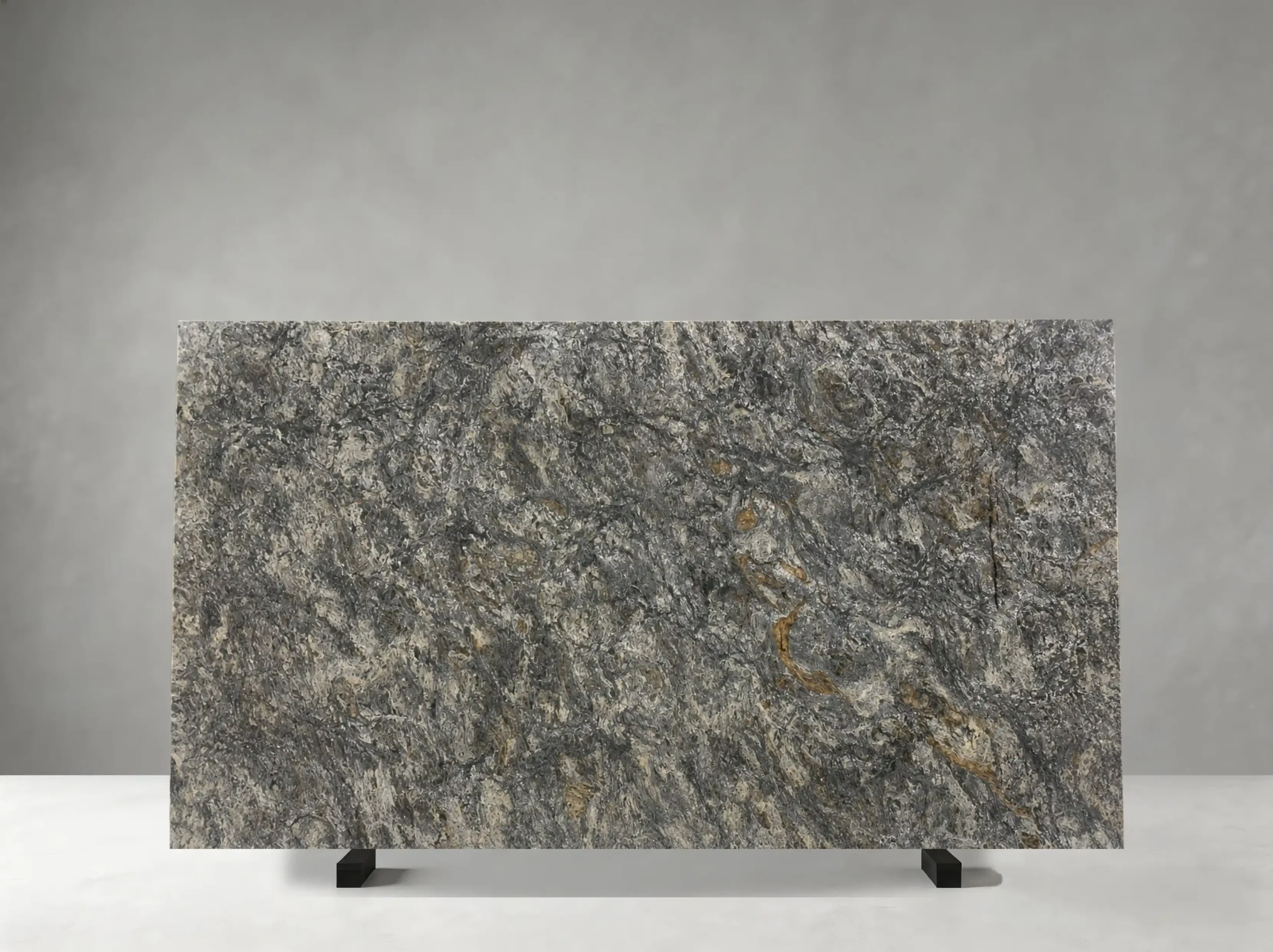 platinum-diamond-granite-slab-grey-bronze-movement-04.webp platinum diamond granite slab with grey silver and warm bronze mineral movement