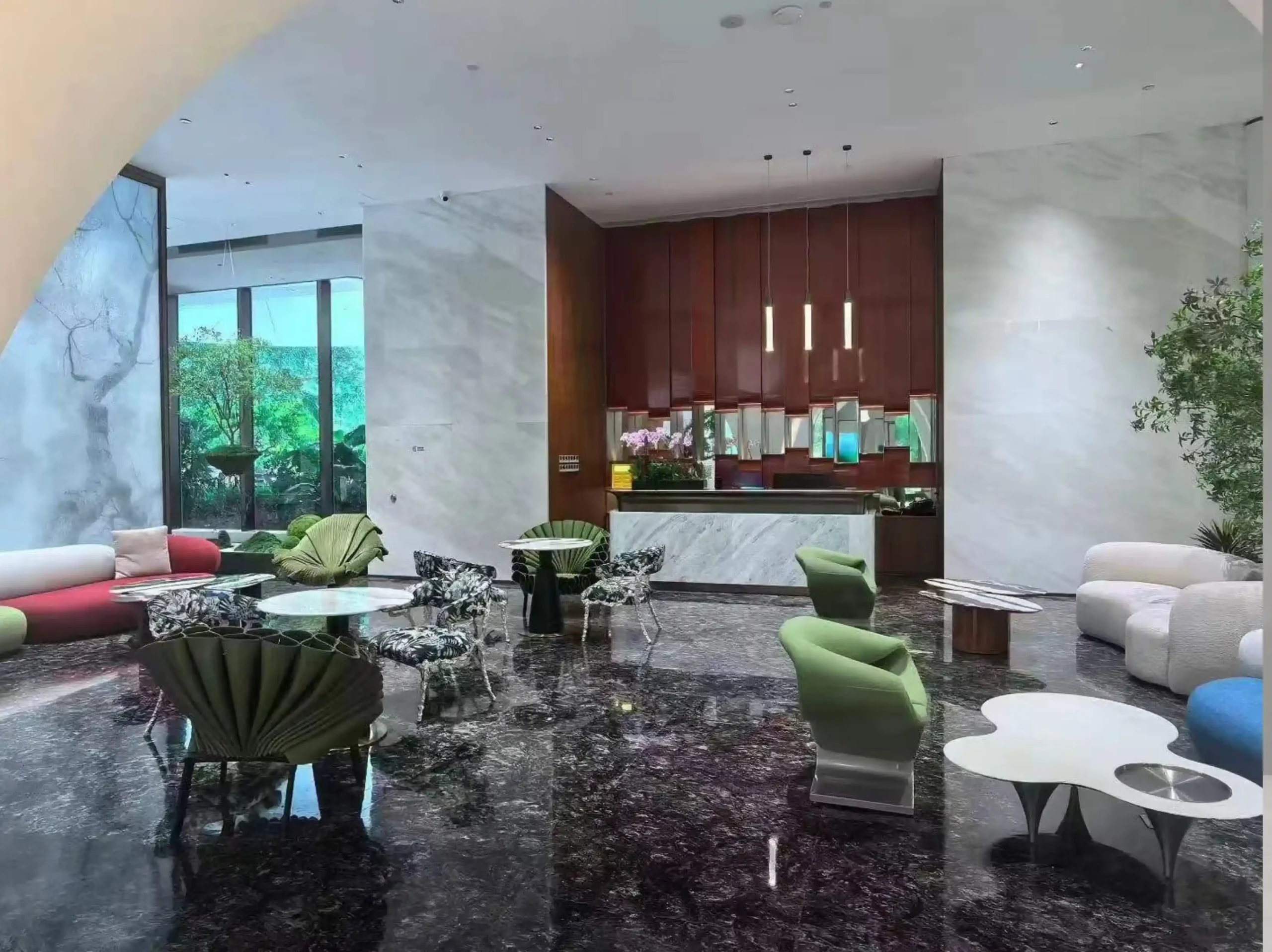 platinum-granite-luxury-lobby-flooring-02.webp platinum granite luxury lobby flooring with dark grey silver and green mineral movement