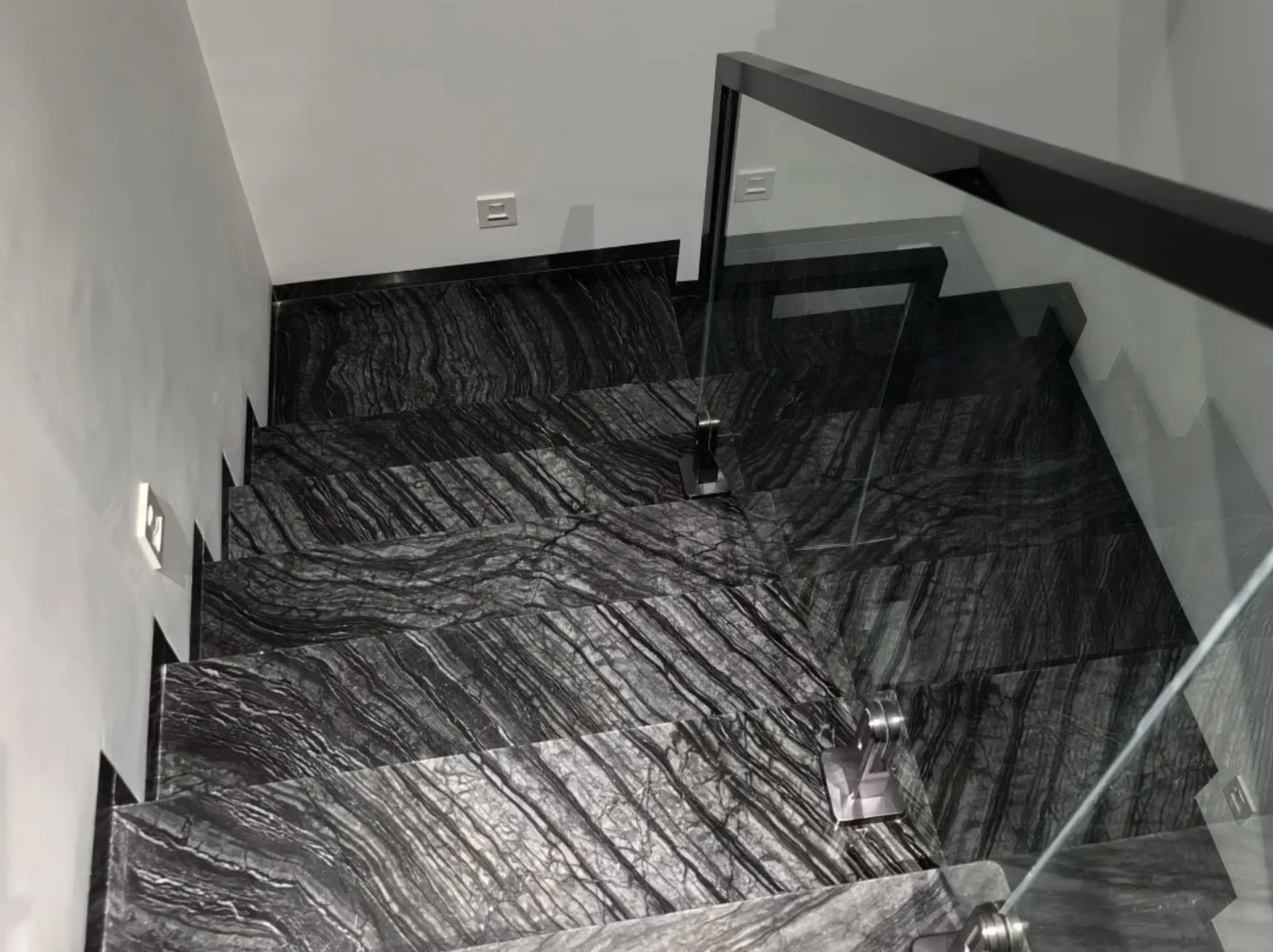 rosewood-grain-black-marble-staircase-steps-03.webp Rosewood Grain Black Marble staircase with polished treads and risers