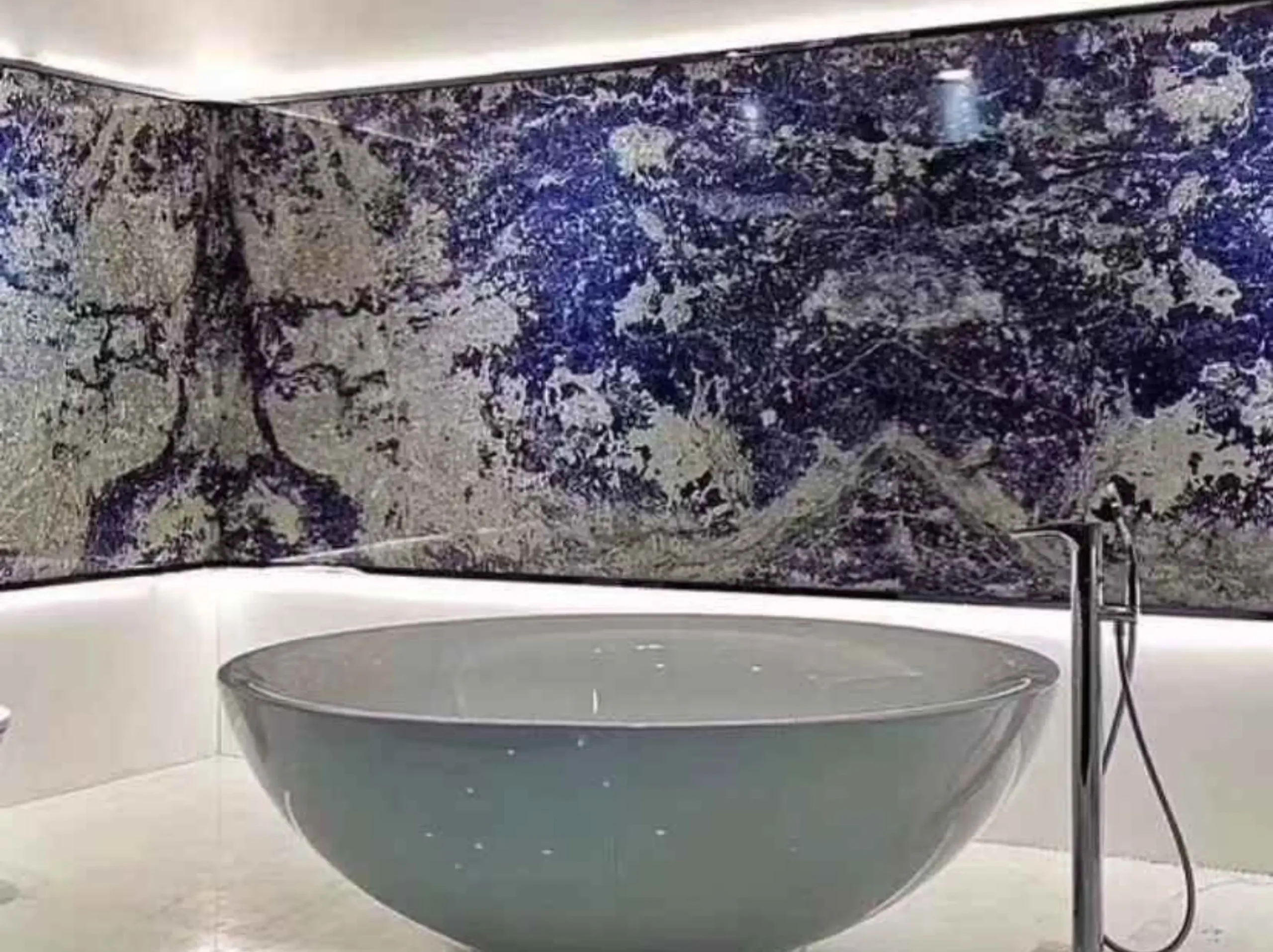 royal-azul-sodalite-bathroom-feature-wall-01.webp royal azul sodalite bathroom feature wall with deep blue mineral pattern